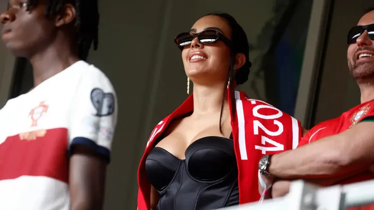 /images/c/r/7/cr7-euro-2024-arabia-georgina-cena-3.jpg