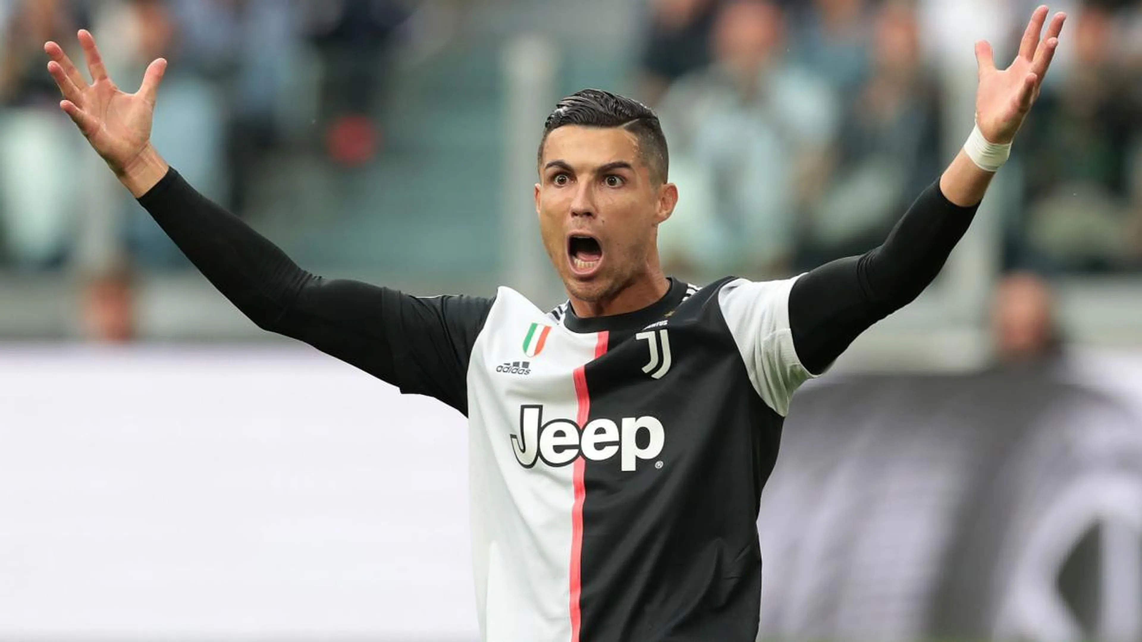 Copertina di CR7 re di Instagram, è la persona più seguita al mondo
