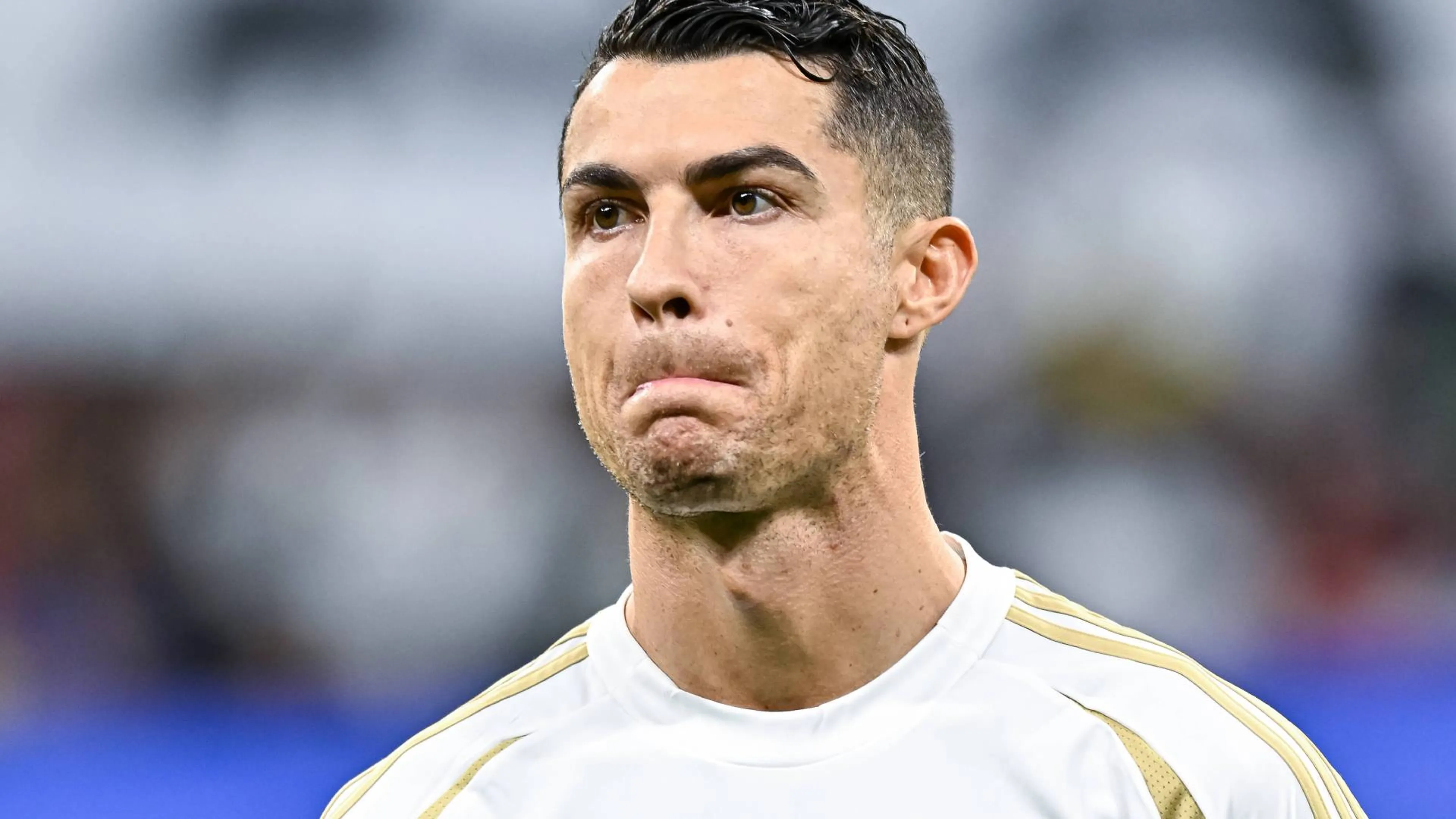 Copertina di Il "dramma" di Cristiano Ronaldo: "Mi chiudevo in una stanza e parlavo da solo, ero malato"