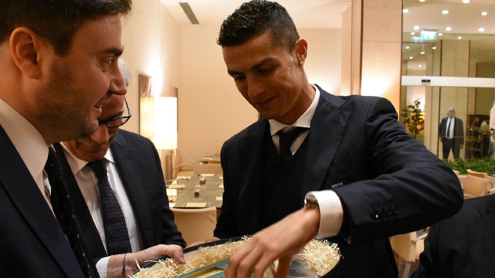 Cristiano-Ronaldo-riceve-il-tartufo-di-San-Miniato-1