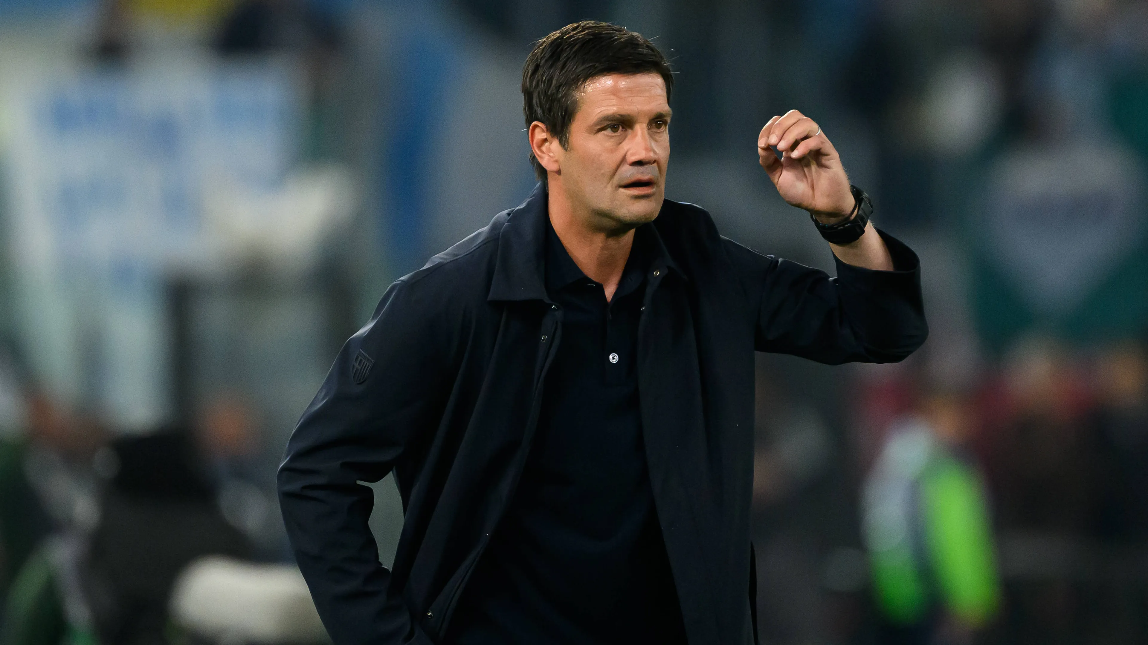 Copertina di Cristian Chivu head coach of Parma Calcio gestures during the Serie A football match between SS Lazio and Parma Calcio 1913 at Olimpico stadium in Rome Italy April 28 2025 andreaxstaccioli
