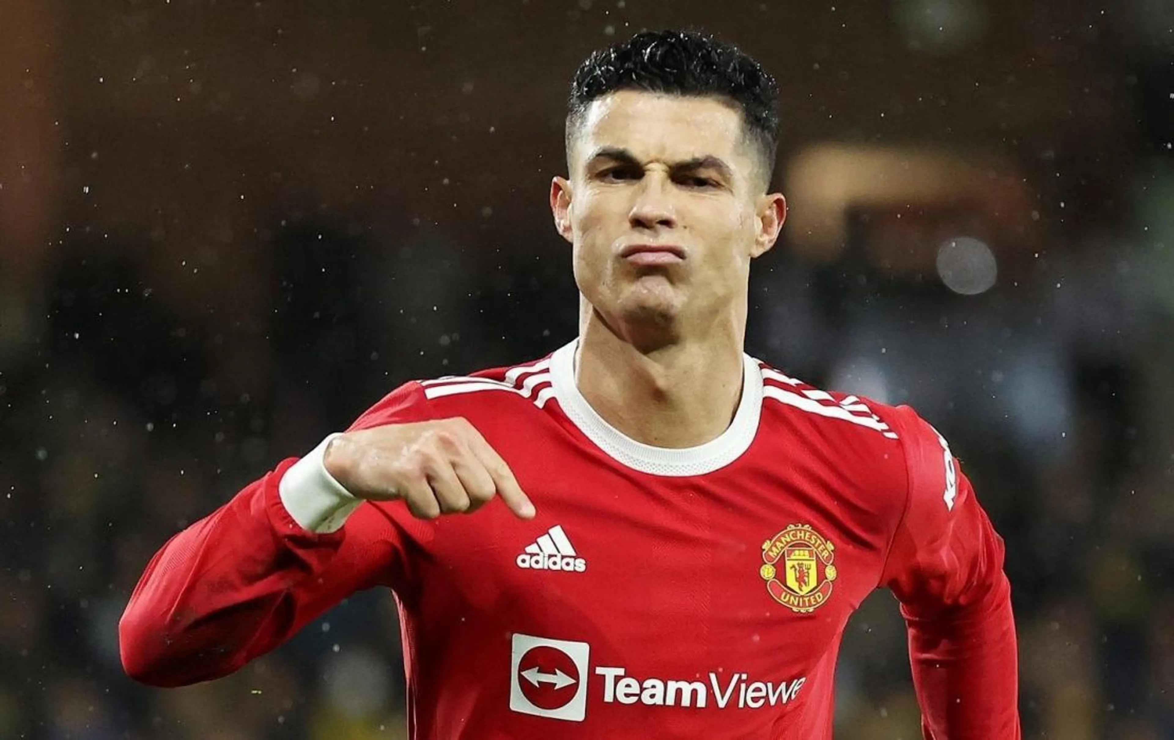 Copertina di Ronaldo disposto a ridursi lo stipendio del 30% pur di lasciare il Manchester United