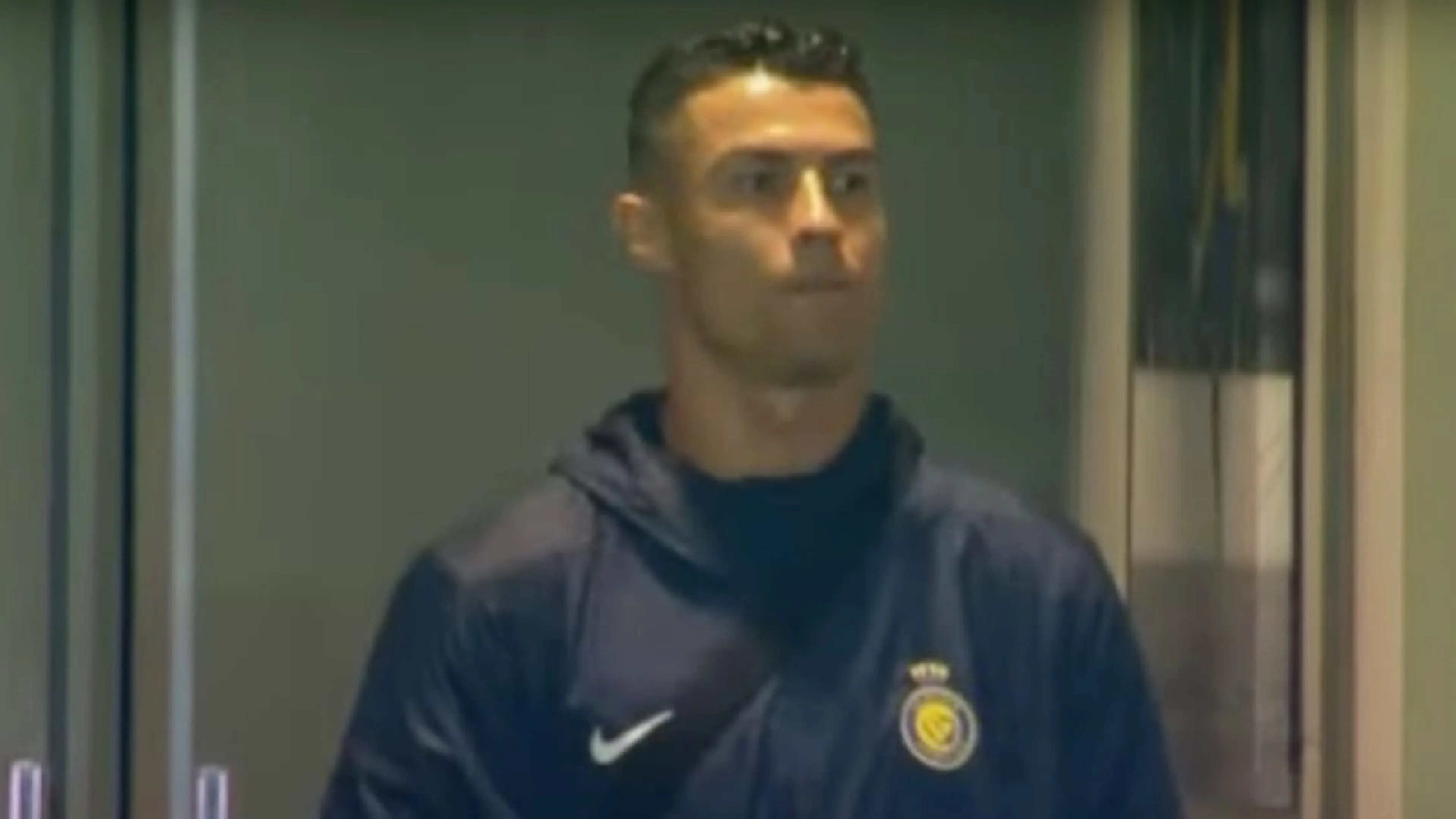 Copertina di Cristiano Ronaldo si commuove in tribuna: la sua reazione è emozionante (VIDEO)