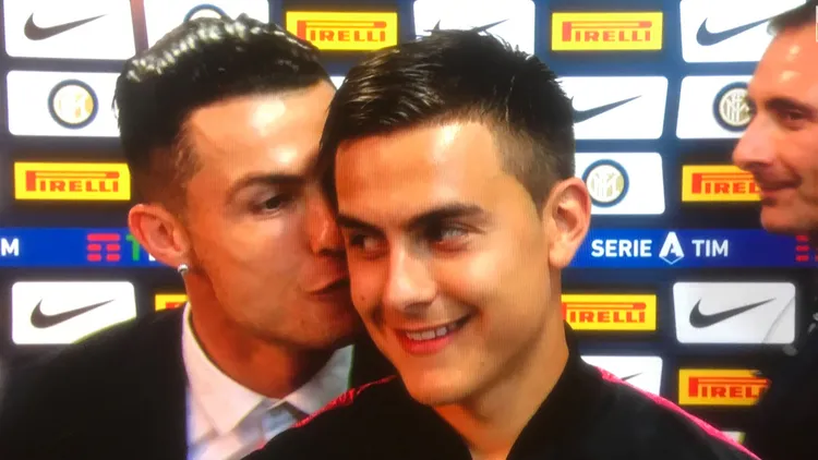 /images/c/r/i/cristiano-ronaldo-e-bonucci-sfottono-dybala.jpg