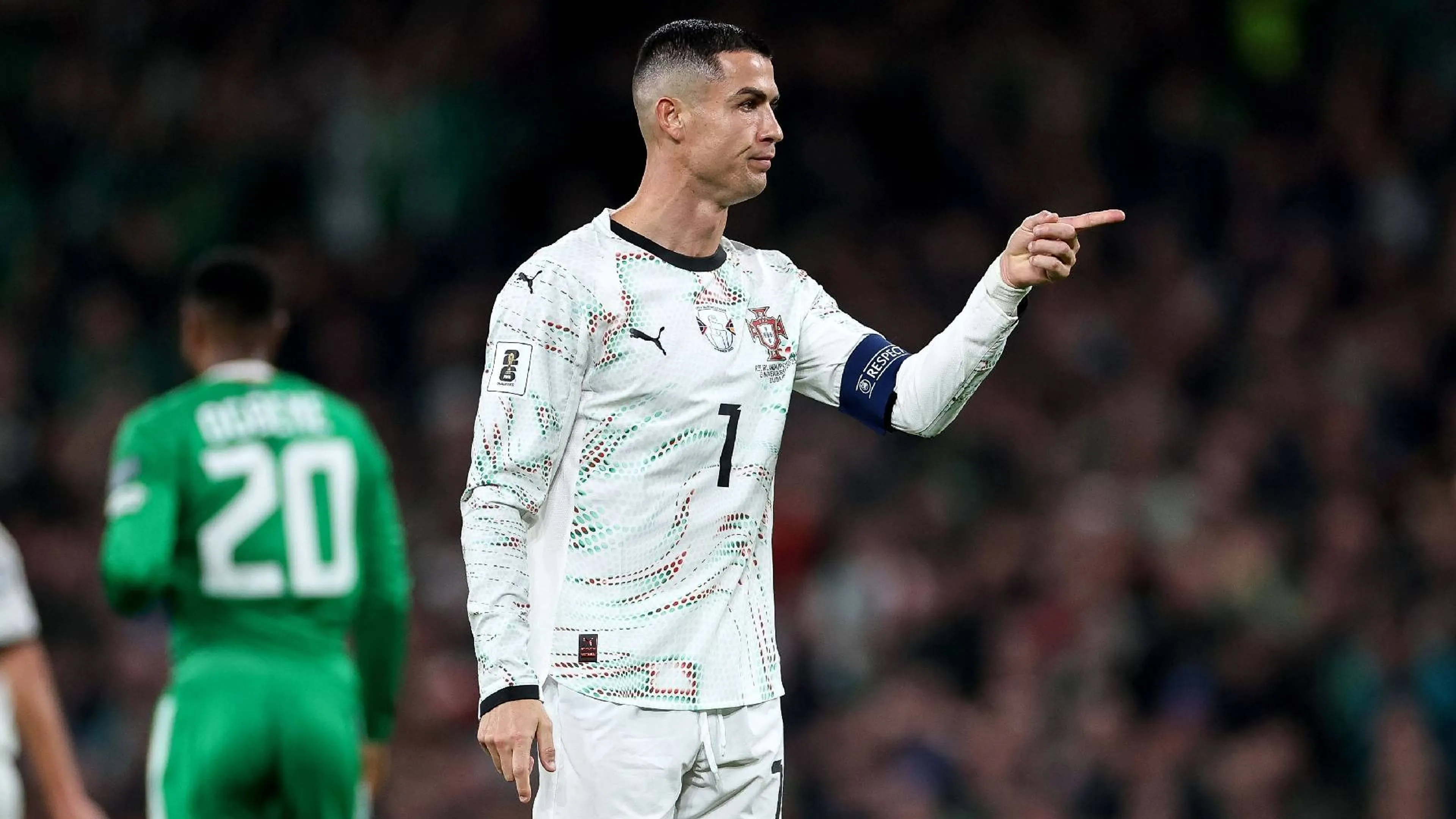 Cristiano Ronaldo non beve ma sputa l'acqua: il motivo è maniacale (VIDEO)