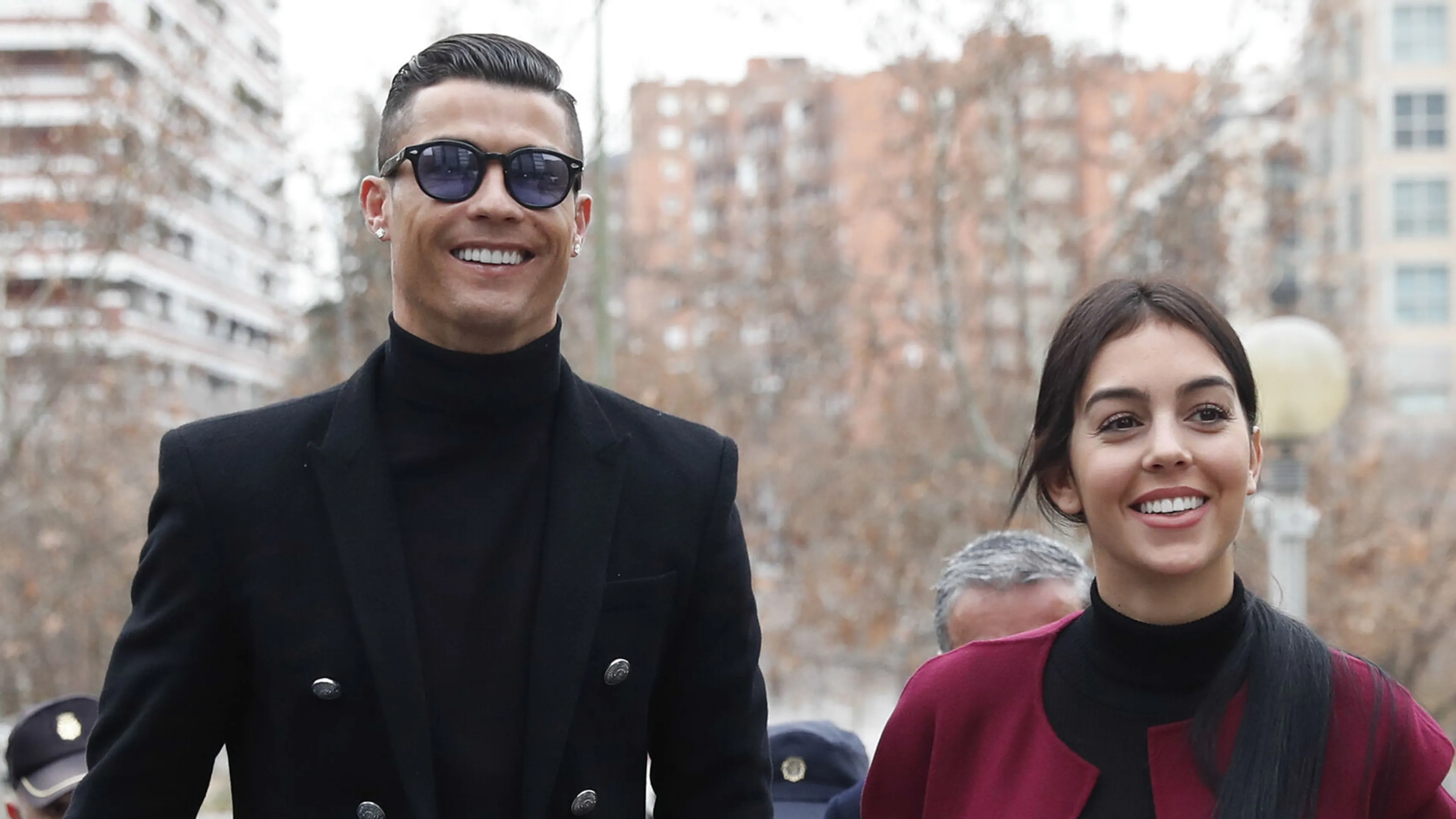 Copertina di CR7 e Georgina finanziano cure per un bambino con raro neuroblastoma