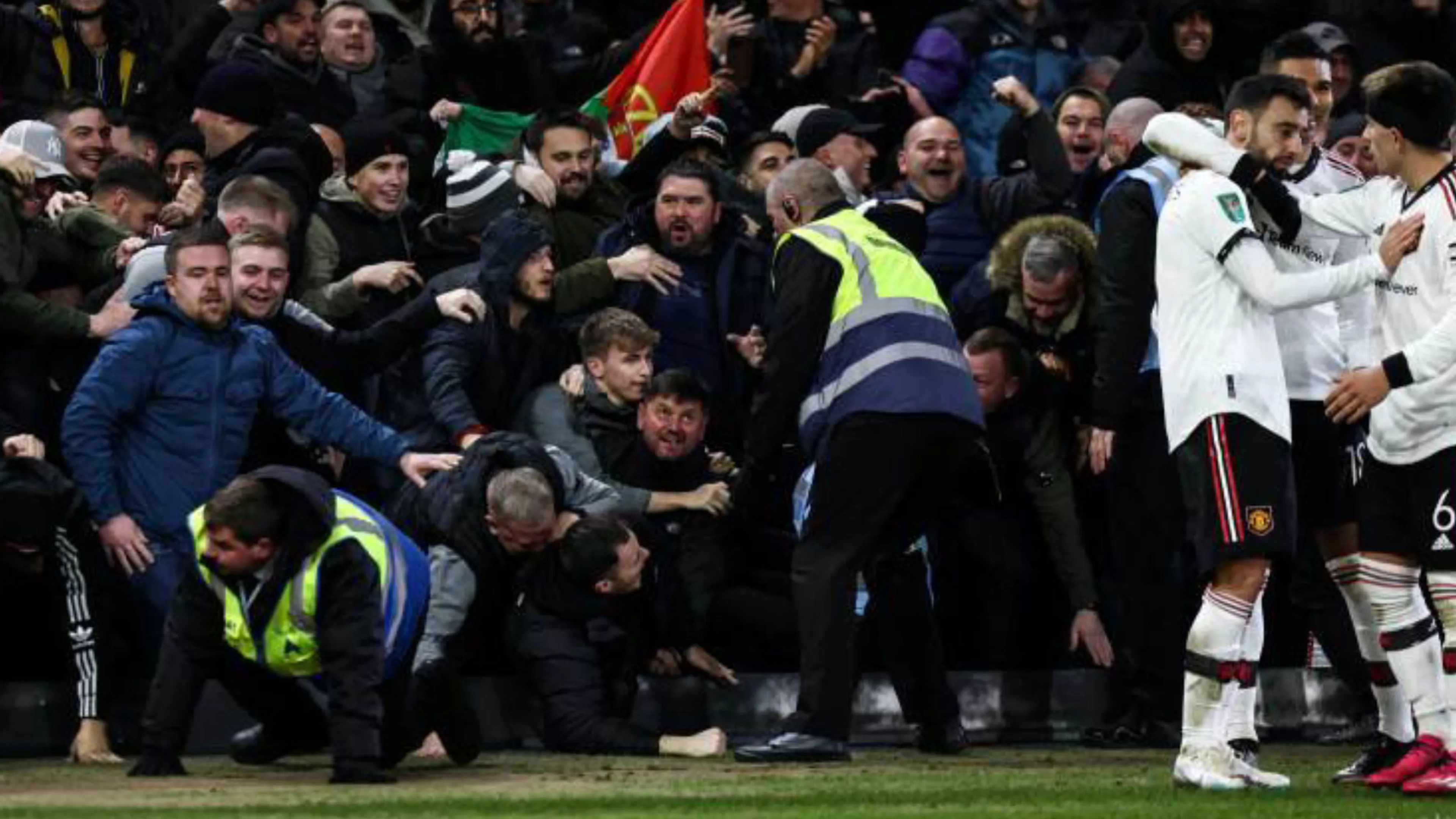 Copertina di Nottingham Forest-Manchester United: sfiorata la tragedia, attimi di paura in campo (VIDEO)