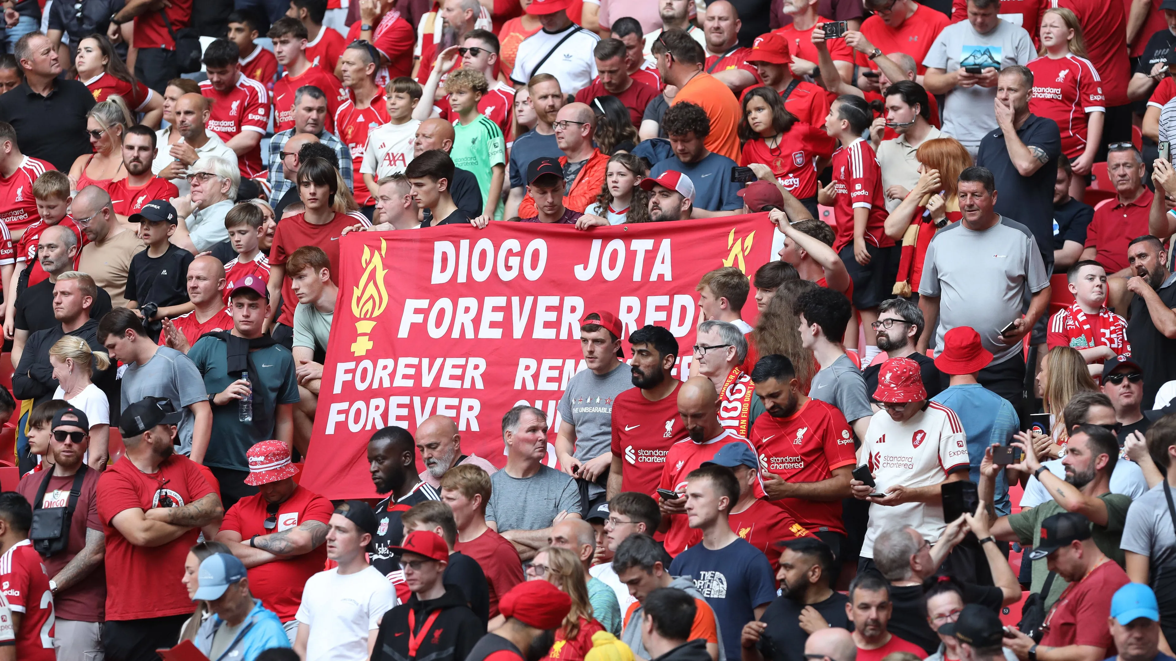 Vergogna in Inghilterra, i tifosi del Crystal Palace interrompono il minuto di silenzio per Diogo Jota