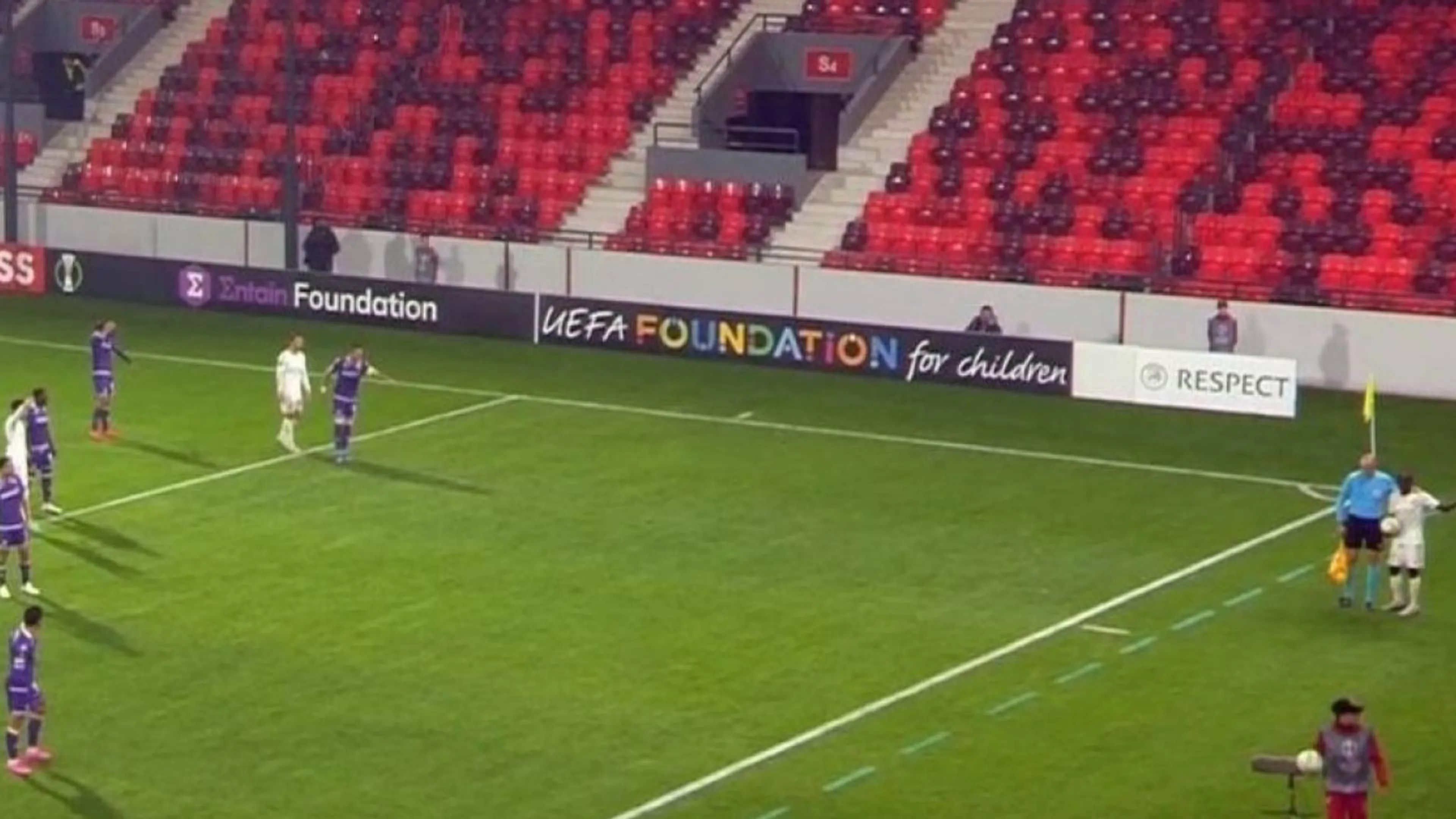 Copertina di Cukaricki-Fiorentina: match sospeso per insulti razzisti