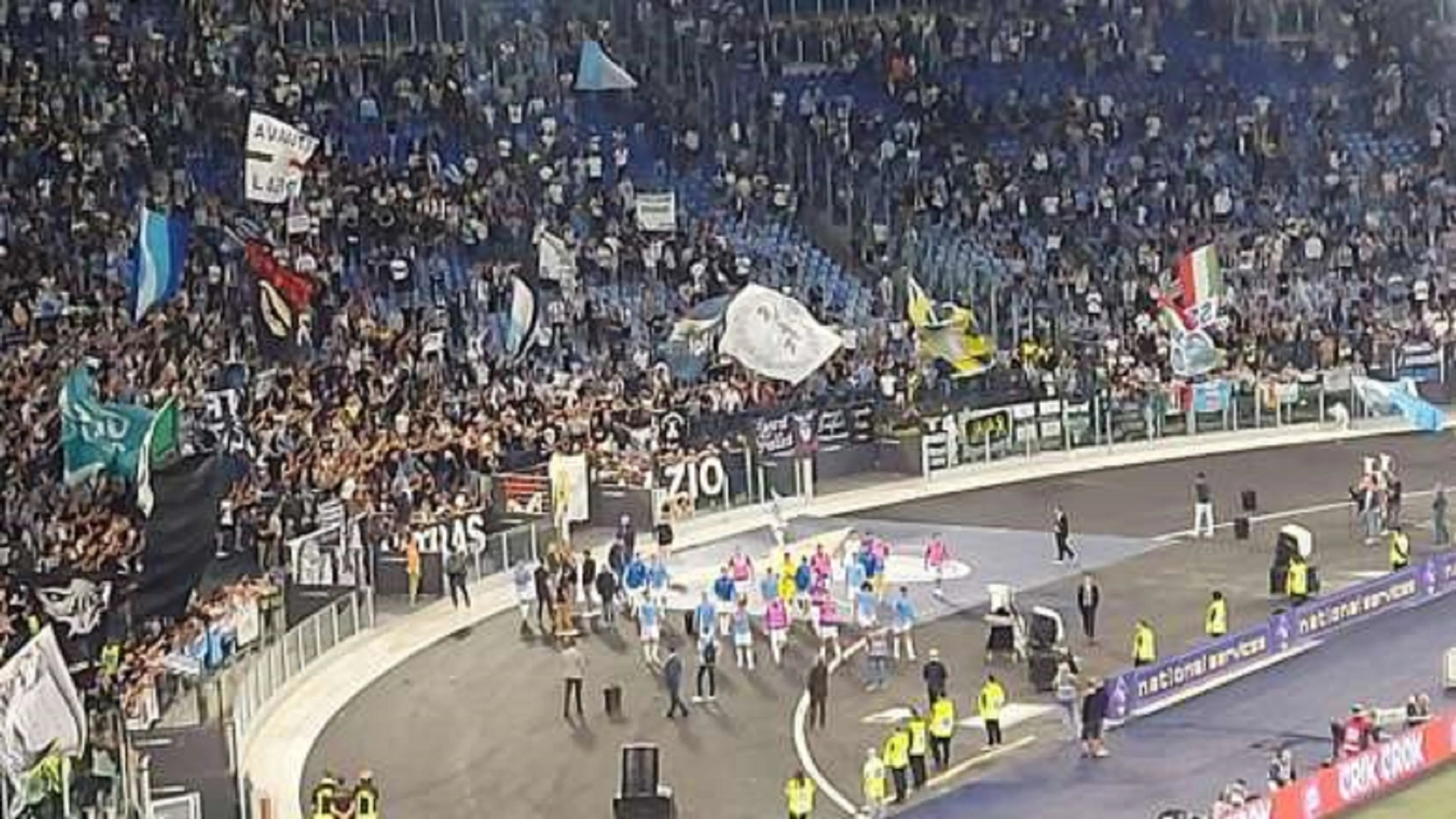 La Lazio vince contro il Cagliari ma l'Olimpico fischia i biancocelesti
