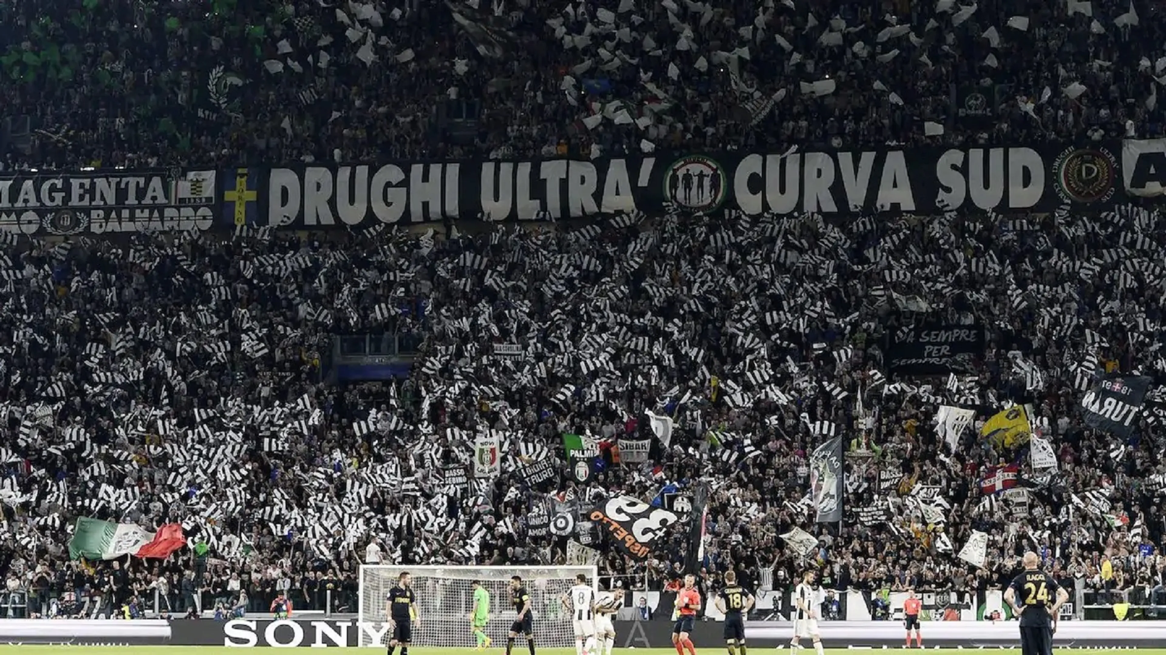 Copertina di "Corona uomo di m***a", striscione Curva Sud Juve difende Fagioli (FOTO)