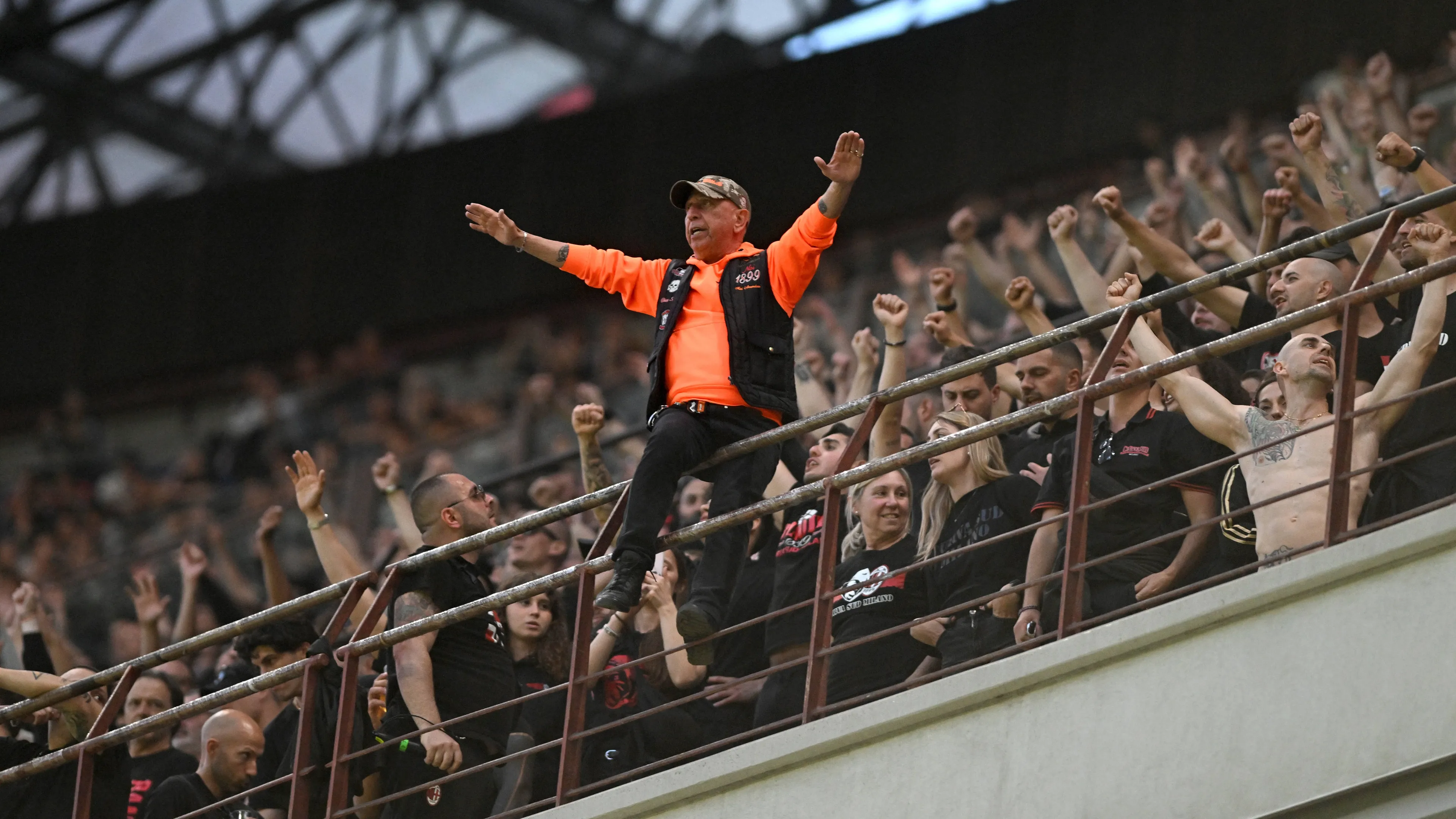 Milan, continua la protesta dei tifosi: niente partita con il Bologna