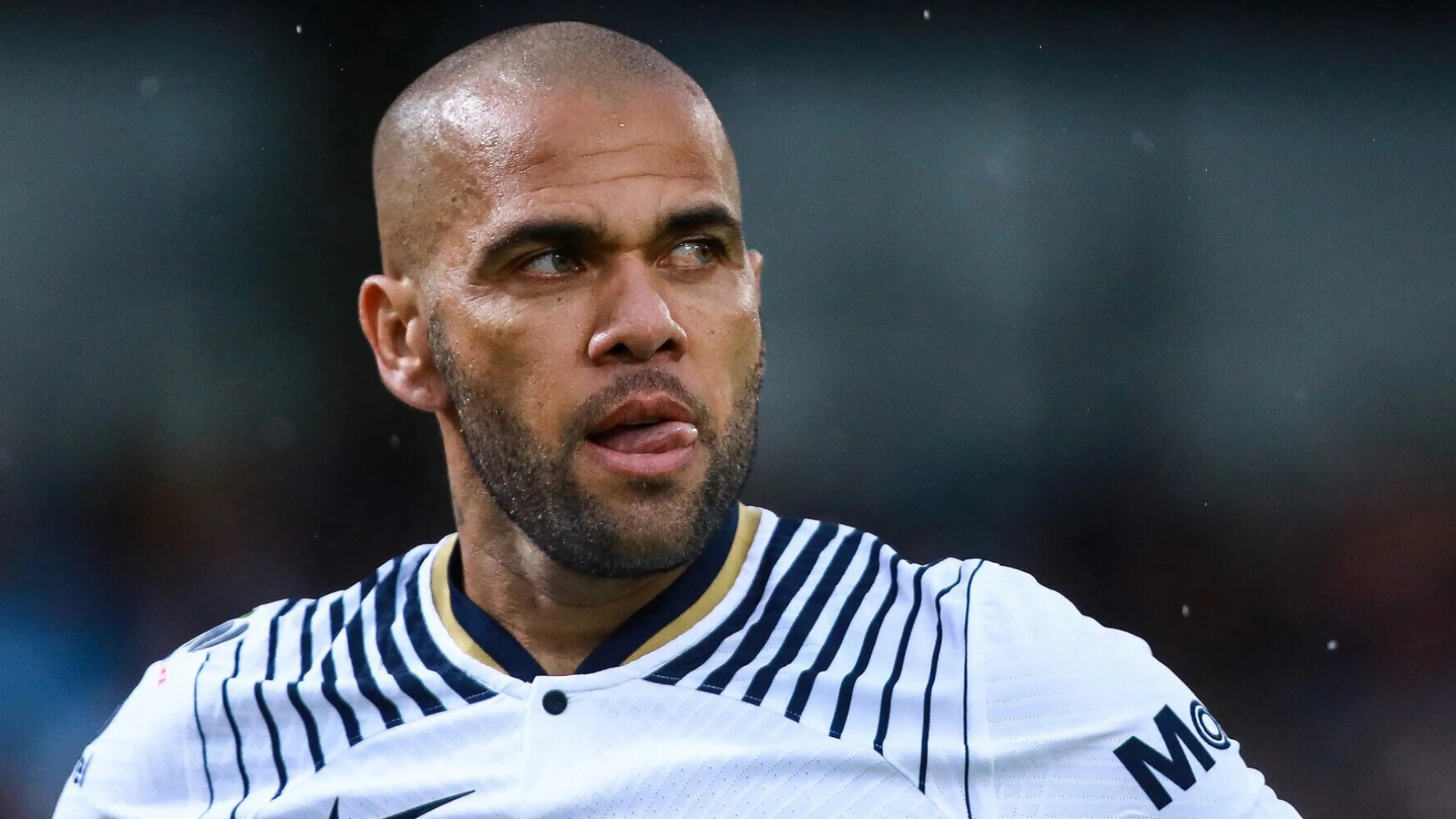 Copertina di Dani Alves sul presunto stupro: "Ho la coscienza pulita, non so se lei riesce a dormire"