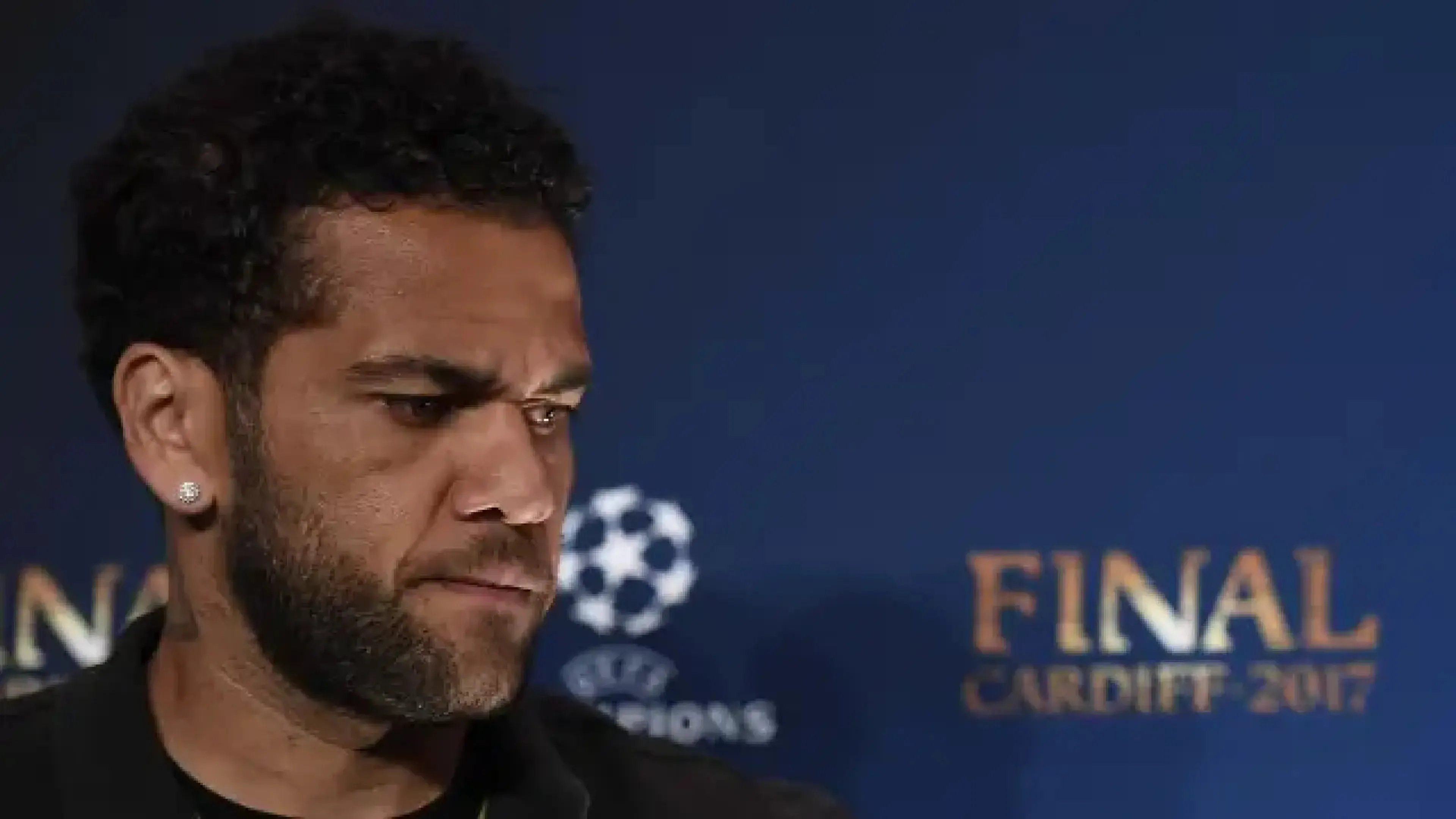 Copertina di Parla la vittima del presunto stupro di Dani Alves: accuse inquietanti