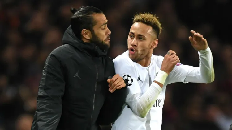 /images/d/a/n/dani-alves-attacca-neymar.jpg