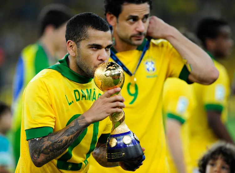 /images/d/a/n/dani-alves-disperato-scaled.jpg