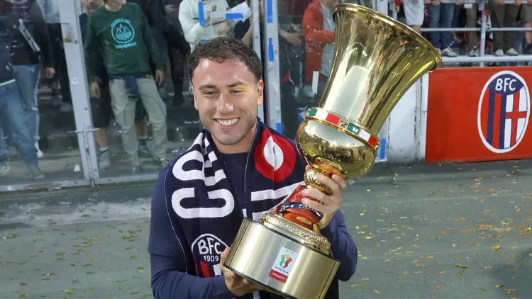 /images/d/a/v/davide-calabria-bologna-serie-a-2024-25-bologna-vs-genoa-1-3-24-05-2025-esultanza-celebration-jubel-coppa-italia-italian-cup-serie-a-2024-25-bologna-genoa-1-3-festa-coppa-italiajpg_1751529907554.jpg