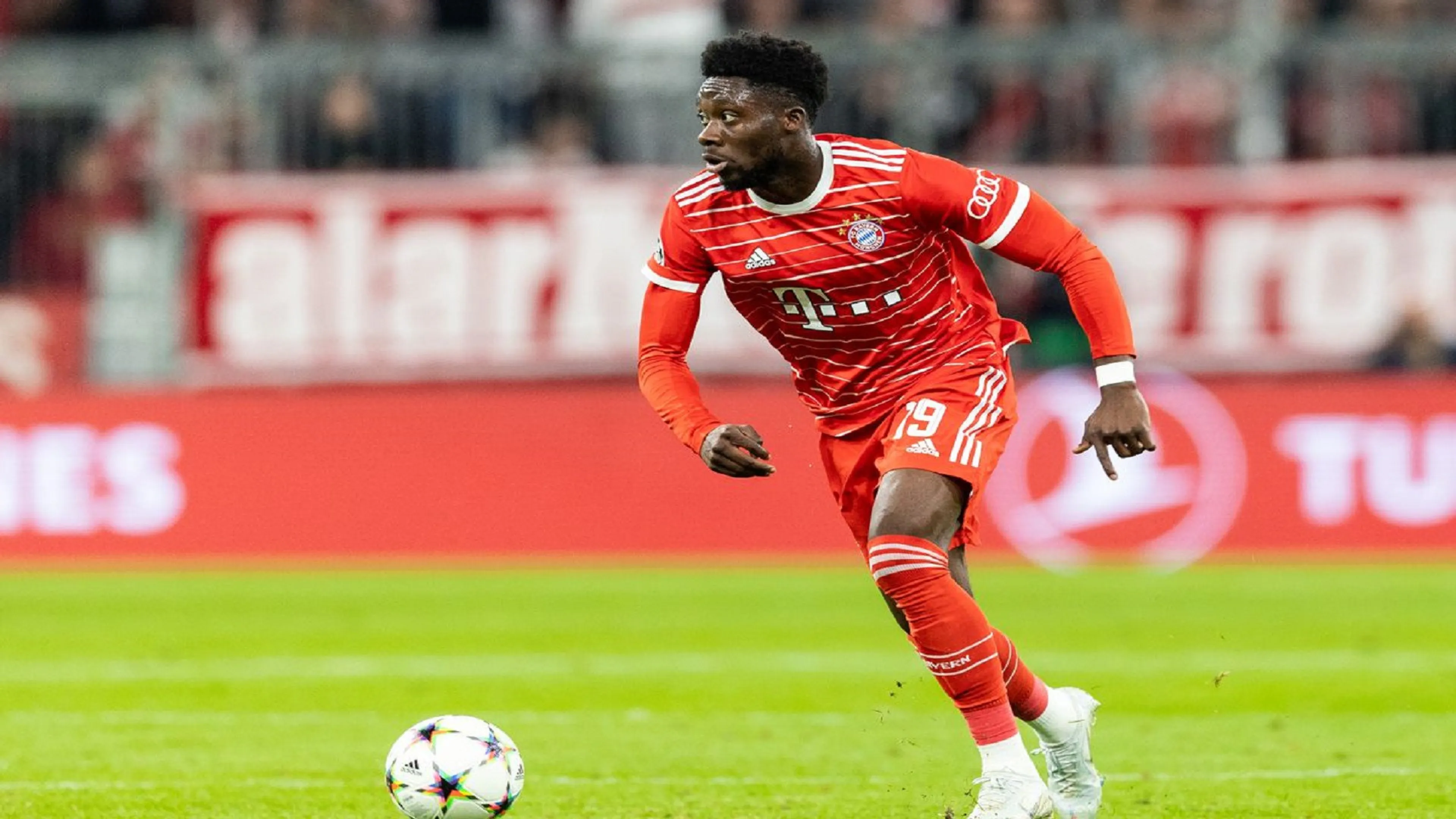 Copertina di Alphonso Davies travolto dalla solitudine: “Sono solo e non so cosa fare”