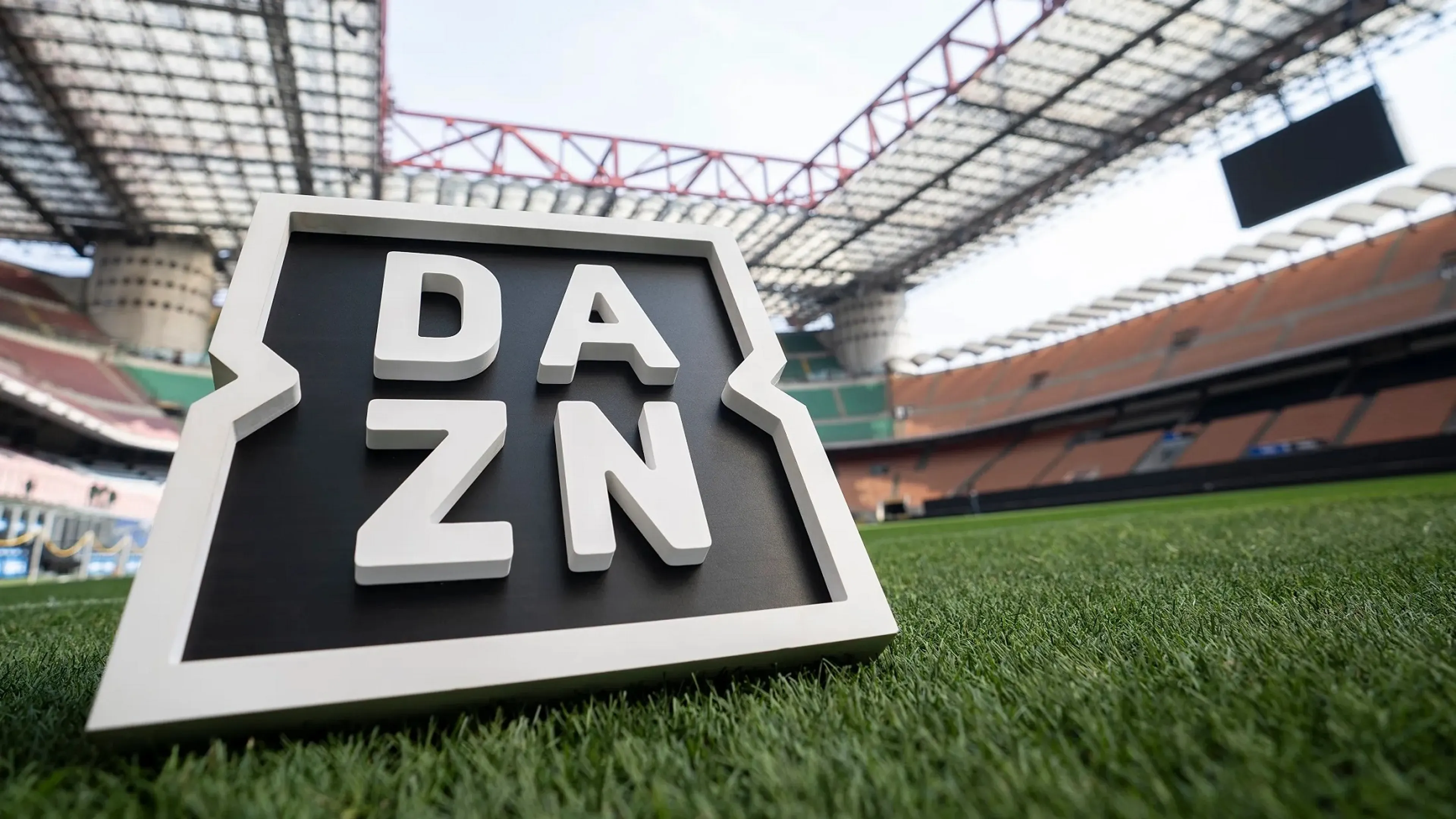 Copertina di DAZN alza i prezzi, i tifosi indignati protestano sui social: "Assurdo"