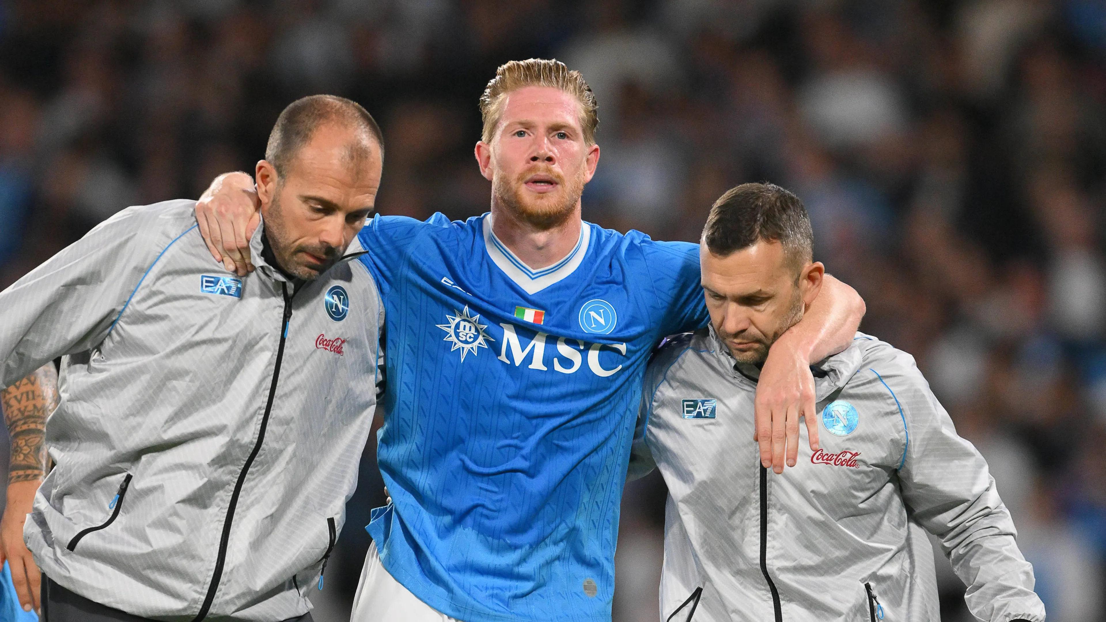 Kevin de Bruyne lascia il campo in lacrime dopo aver realizzato il rigore dell'1 a 0 in Napoli Inter