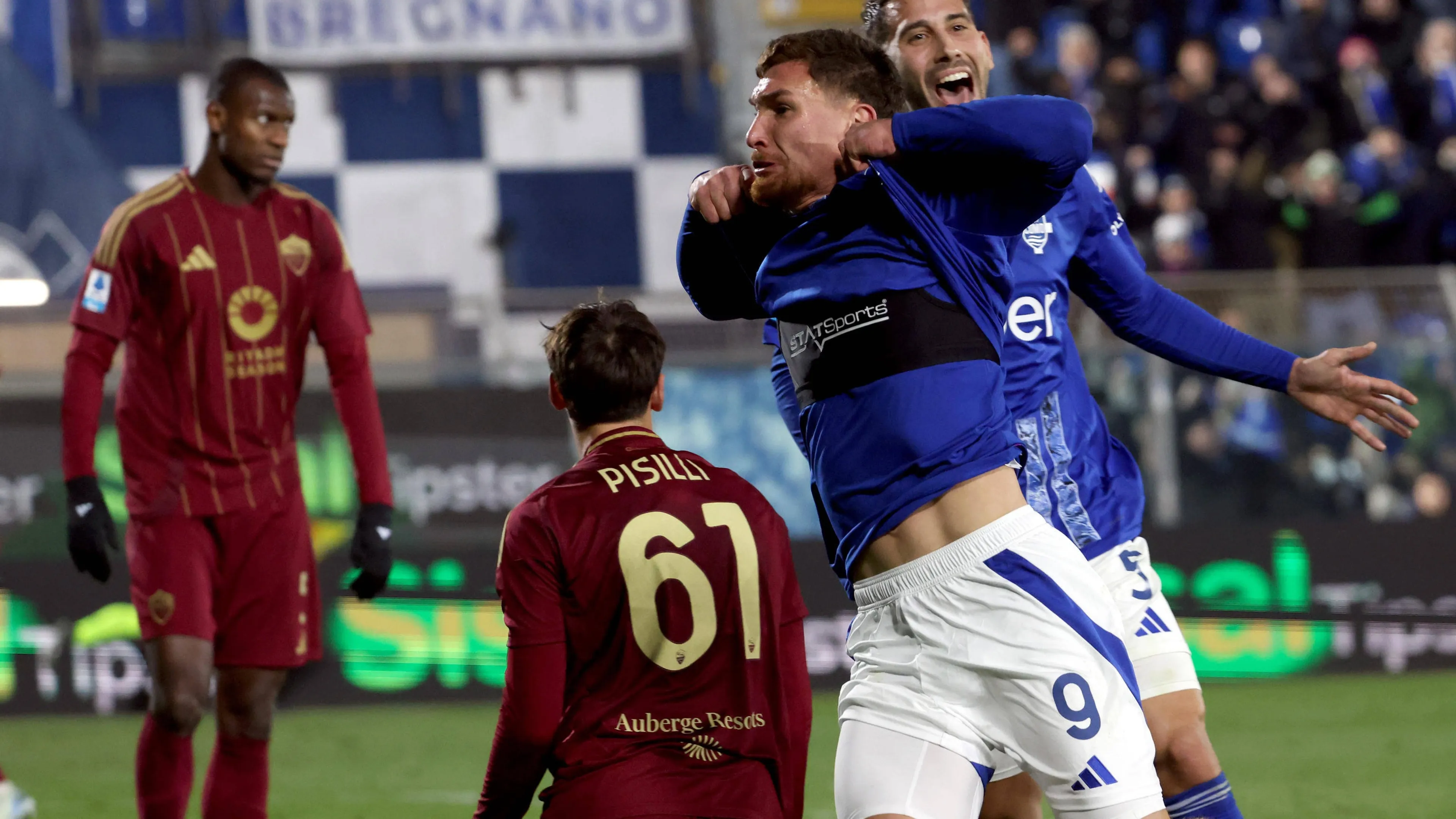 Il Como regala una statua a Gabrielloni: il video della reazione dell'attaccante