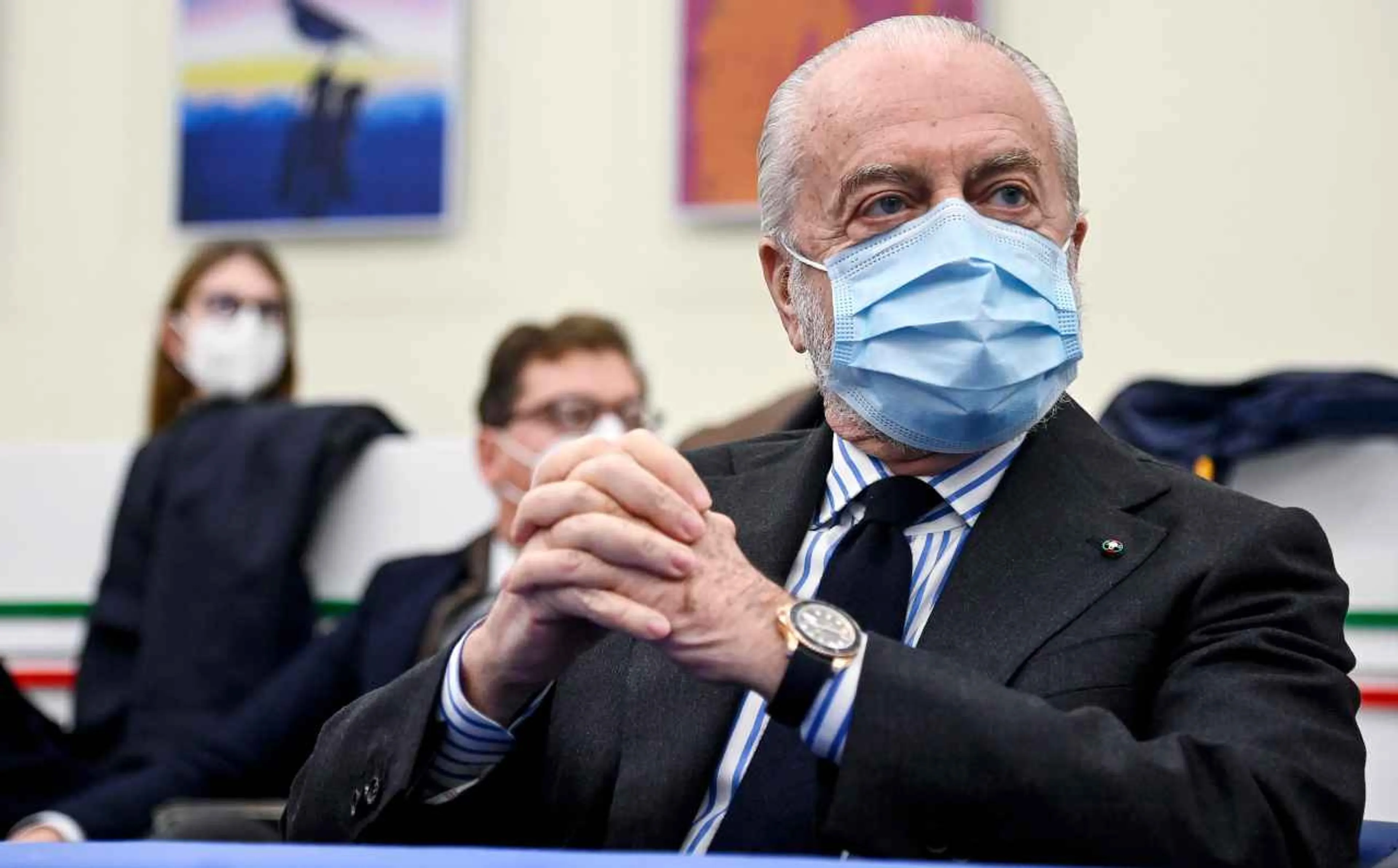 Copertina di Violazione della quarantena: De Laurentiis e il Napoli deferiti dalla Procura Figc