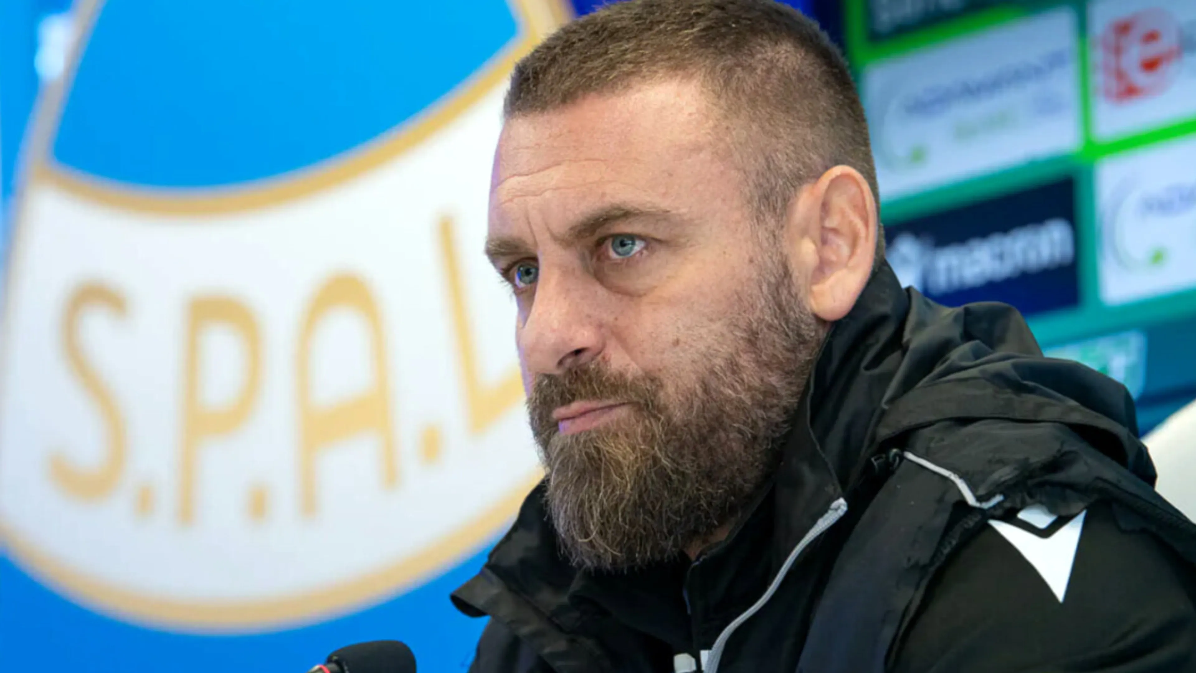 Copertina di Spal, duro sfogo di De Rossi contro la società: “Situazione surreale, sono insoddisfatto”