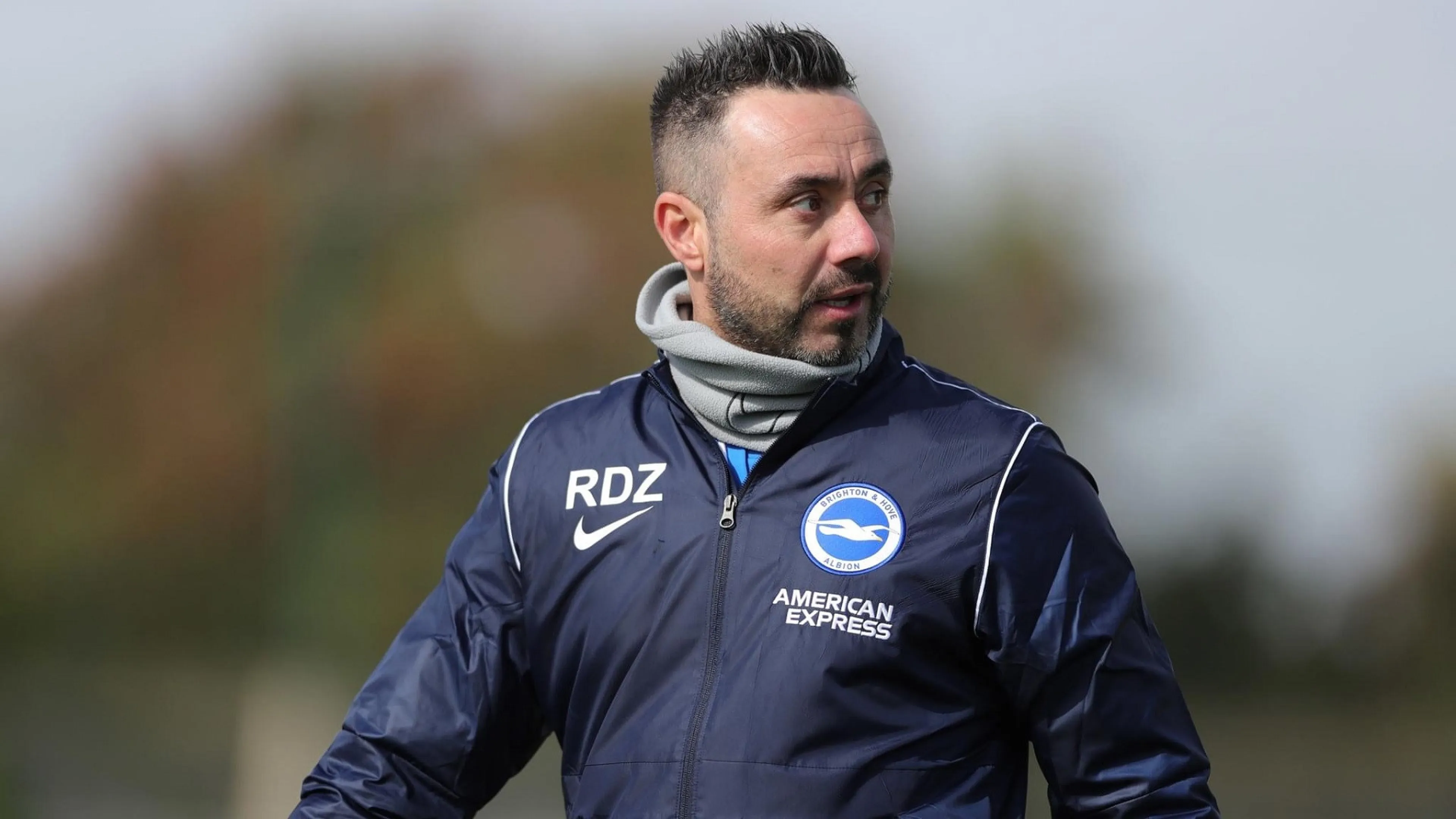 Copertina di De Zerbi ai ferri corti con il Brighton. La Juve lo sonda per il dopo Allegri