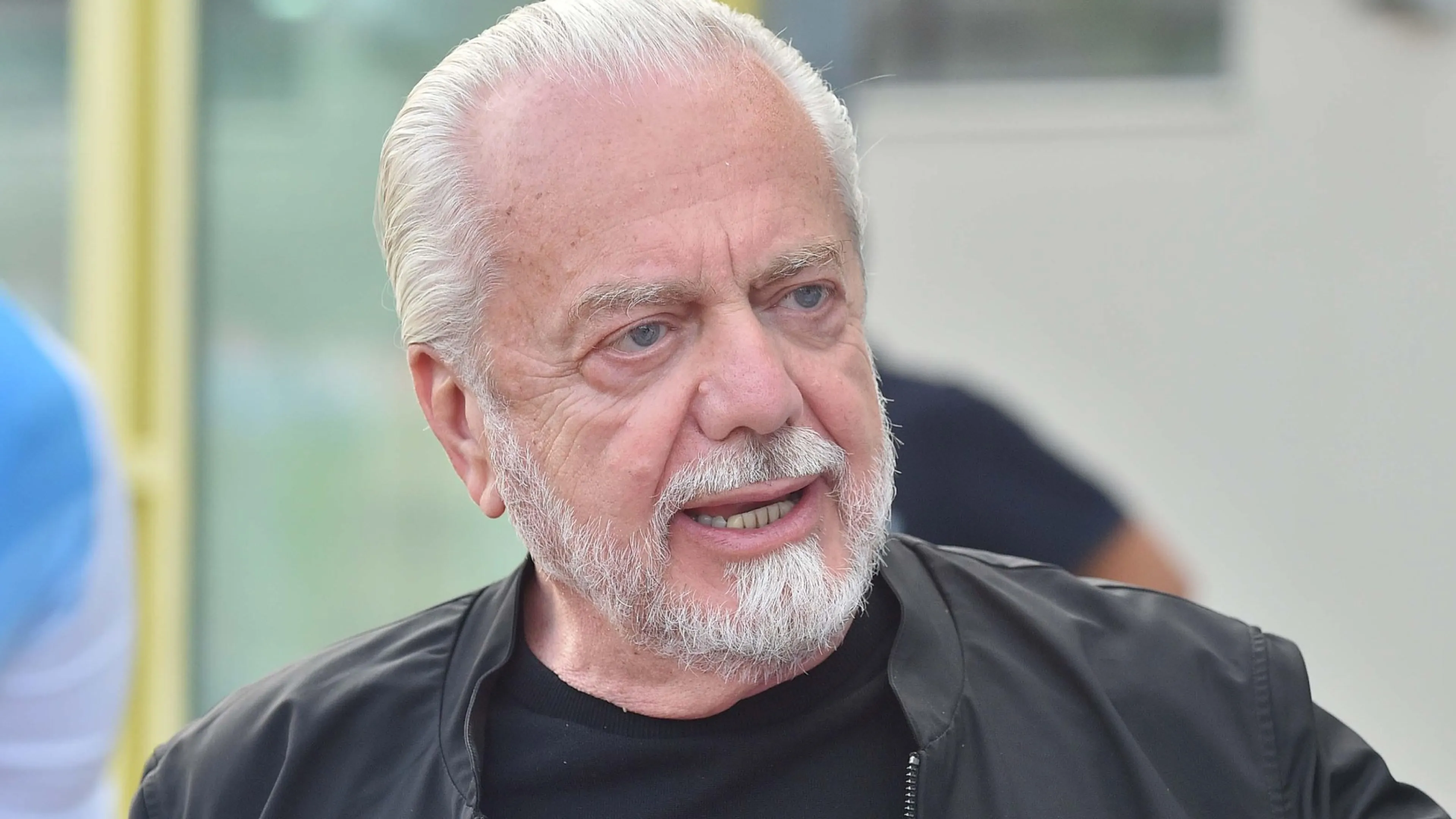 Copertina di De Laurentiis perde la testa. Reazione da censura a Frosinone (VIDEO)