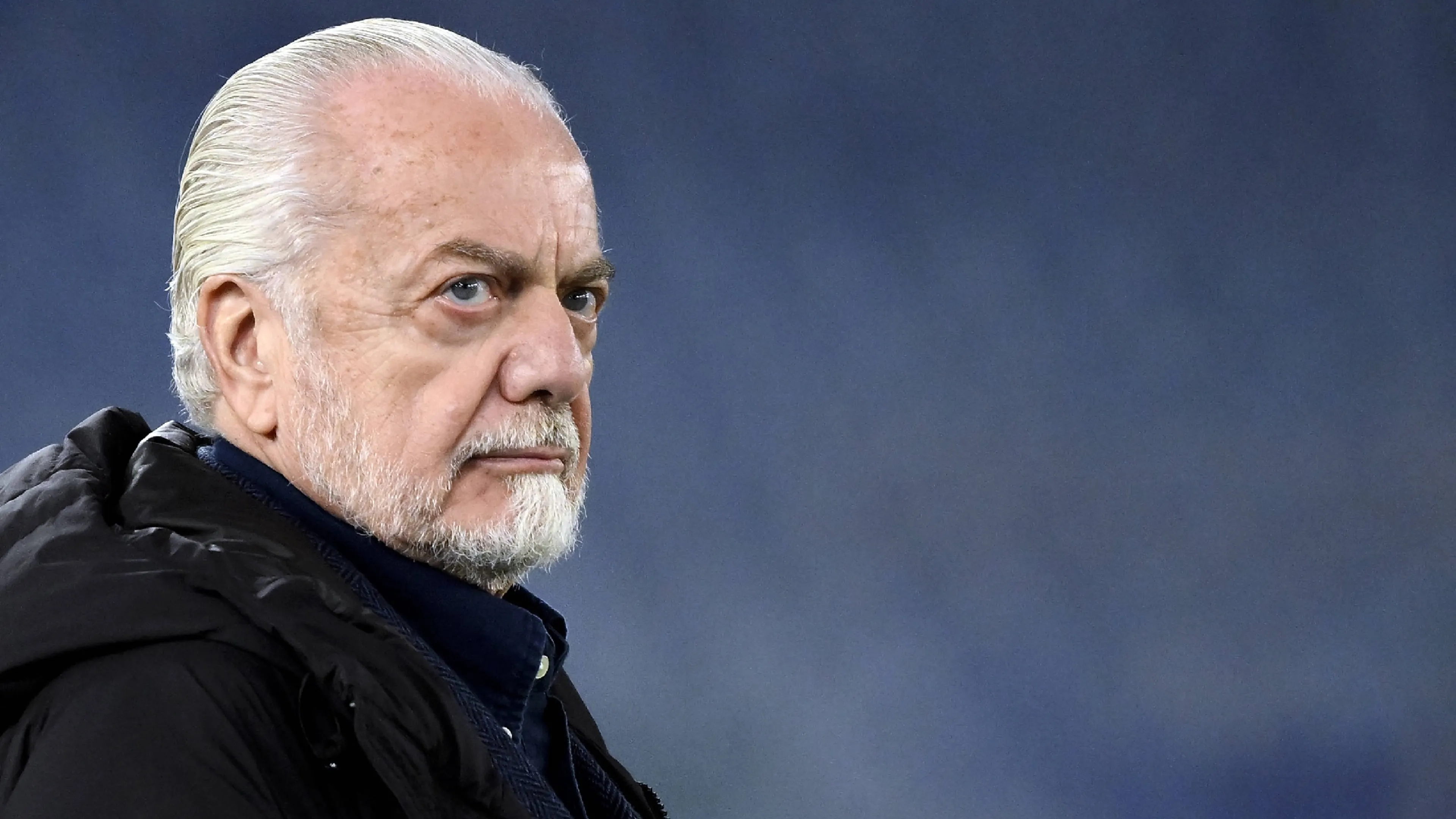 Copertina di Napoli, appesi in città manifesti contro De Laurentiis e la squadra