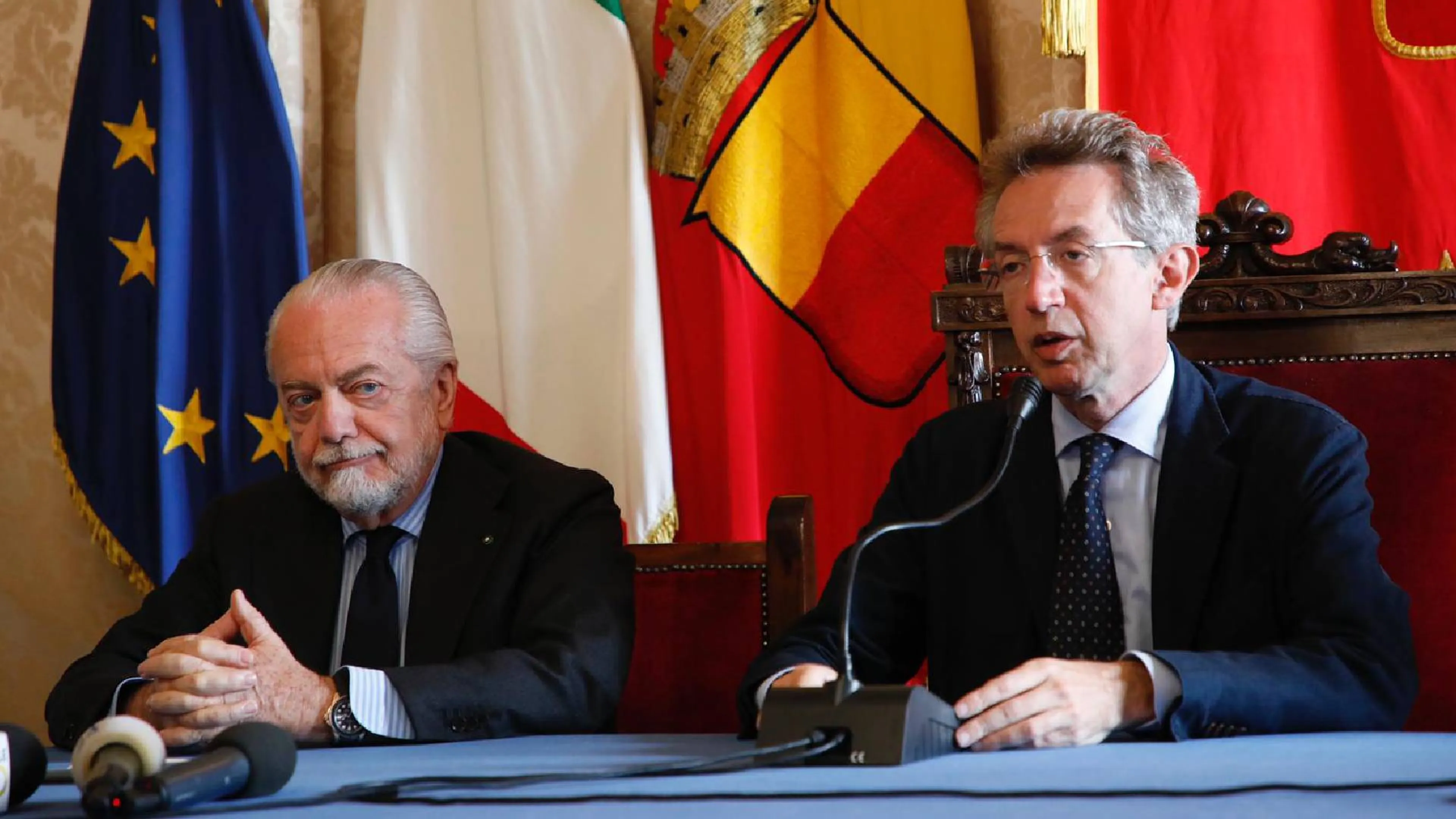 Copertina di De Laurentiis fa proclami sullo stadio, il sindaco di Napoli frena gli entusiasmi