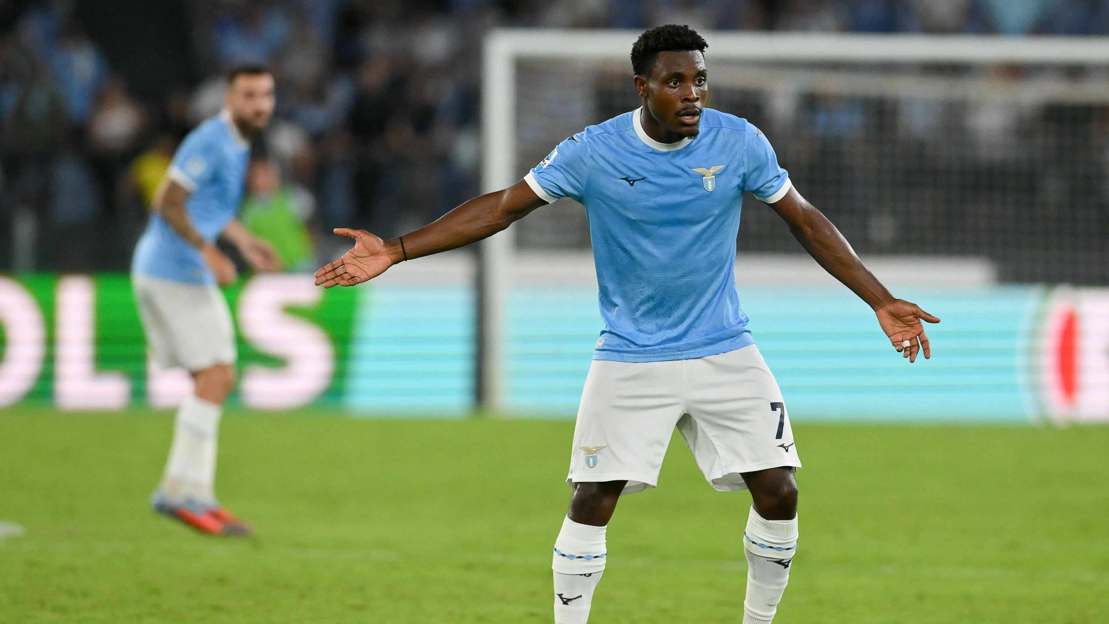 Lazio, Dele-Bashiru torna e manda un messaggio a Sarri: cosa farà ora l’allenatore?