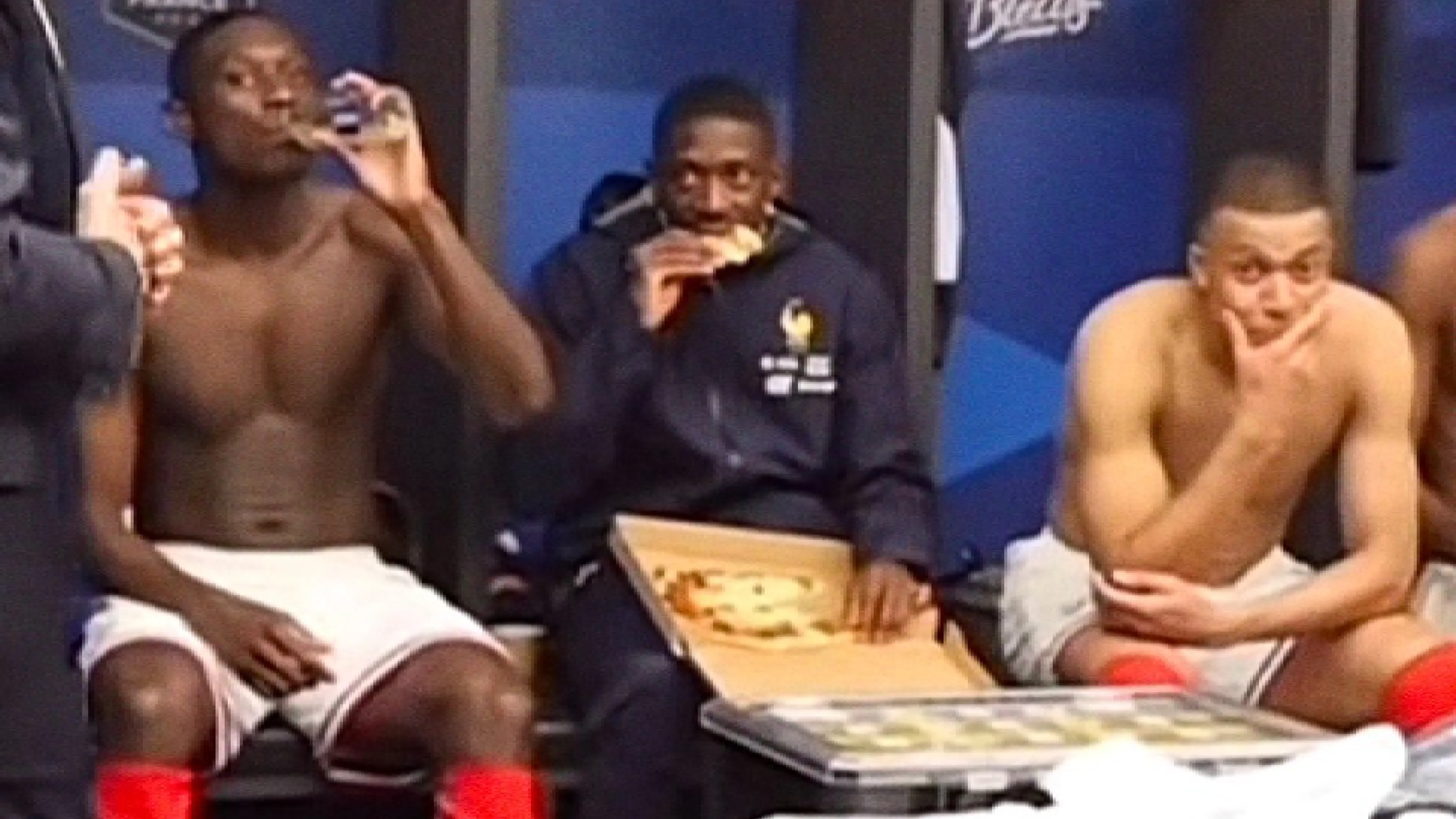 Copertina di Deschamps parla alla squadra nello spogliatoio, Dembele si mangia una pizza (VIDEO)