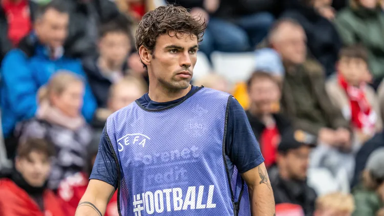 /images/d/e/n/denmark-v-lithuania-football-friendly-odense-denmark-odense-denmark-10th-june-2025-matt-o-riley-of-denmark-is-warming-up-during-the-football-friendly-between-denmark-and-lithuania-at-odense-stadion-in-odense-denmark-odense-copyright-xgonzalesxphoto-nicolaixbethelsenxjpg_1751916193701.jpg