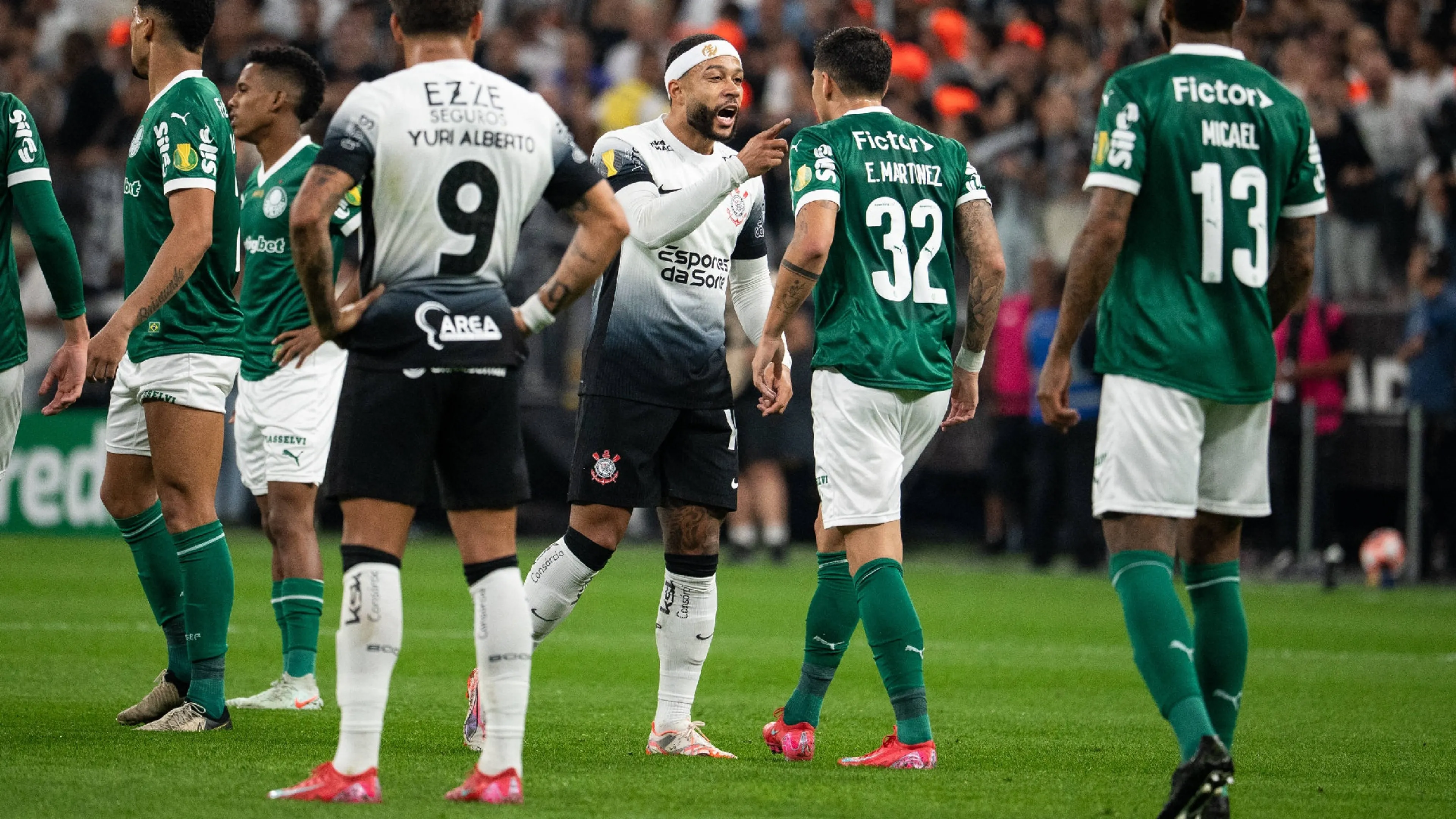 Depay provoca, Felipe Anderson ci casca e scatta la maxi-rissa: scene da Far-West (VIDEO)