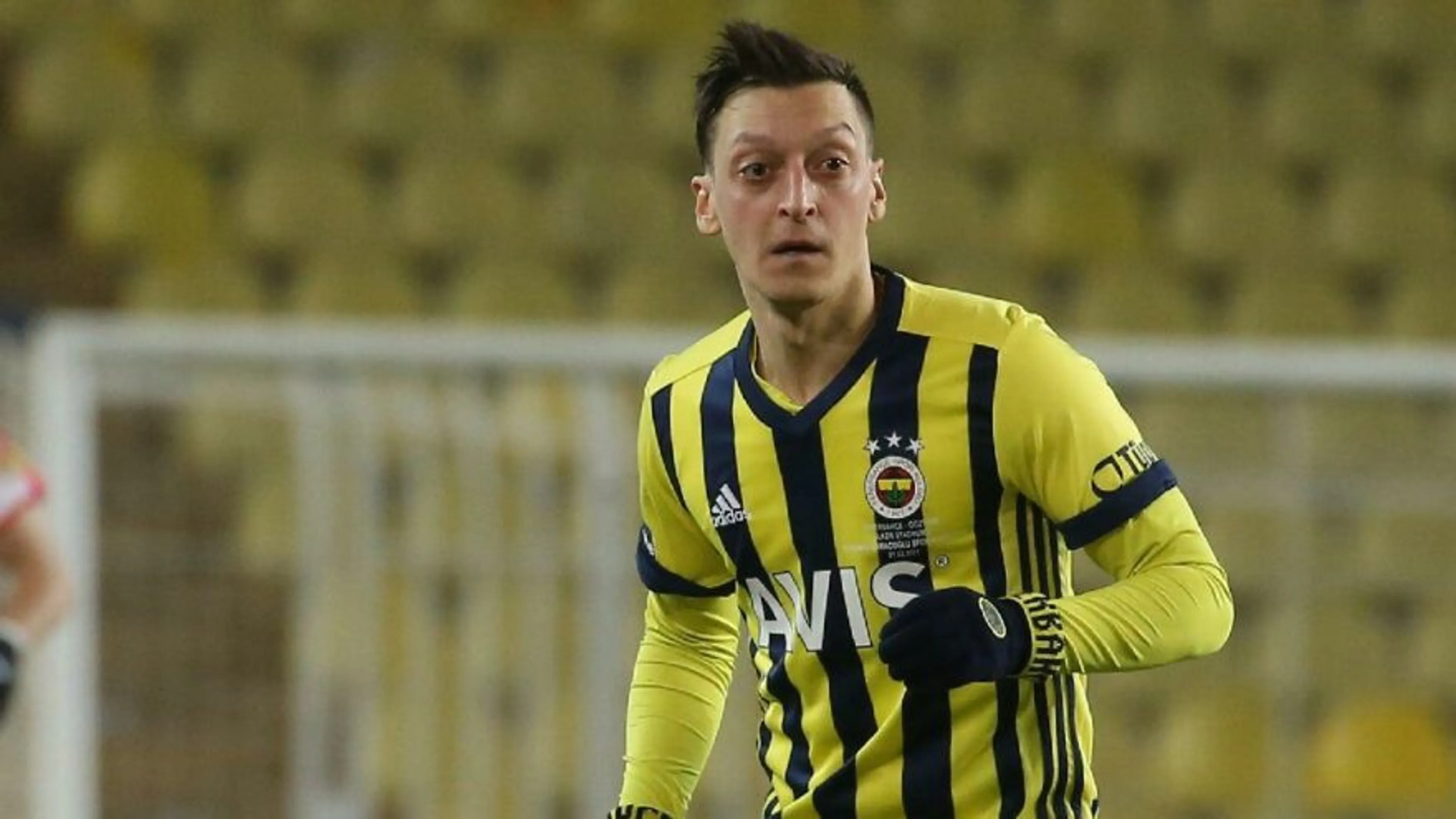 Copertina di Fenerbahçe, Özil è fuori rosa ma insiste: “Non sono venuto qui in vacanza. Ho molti obiettivi con il club”