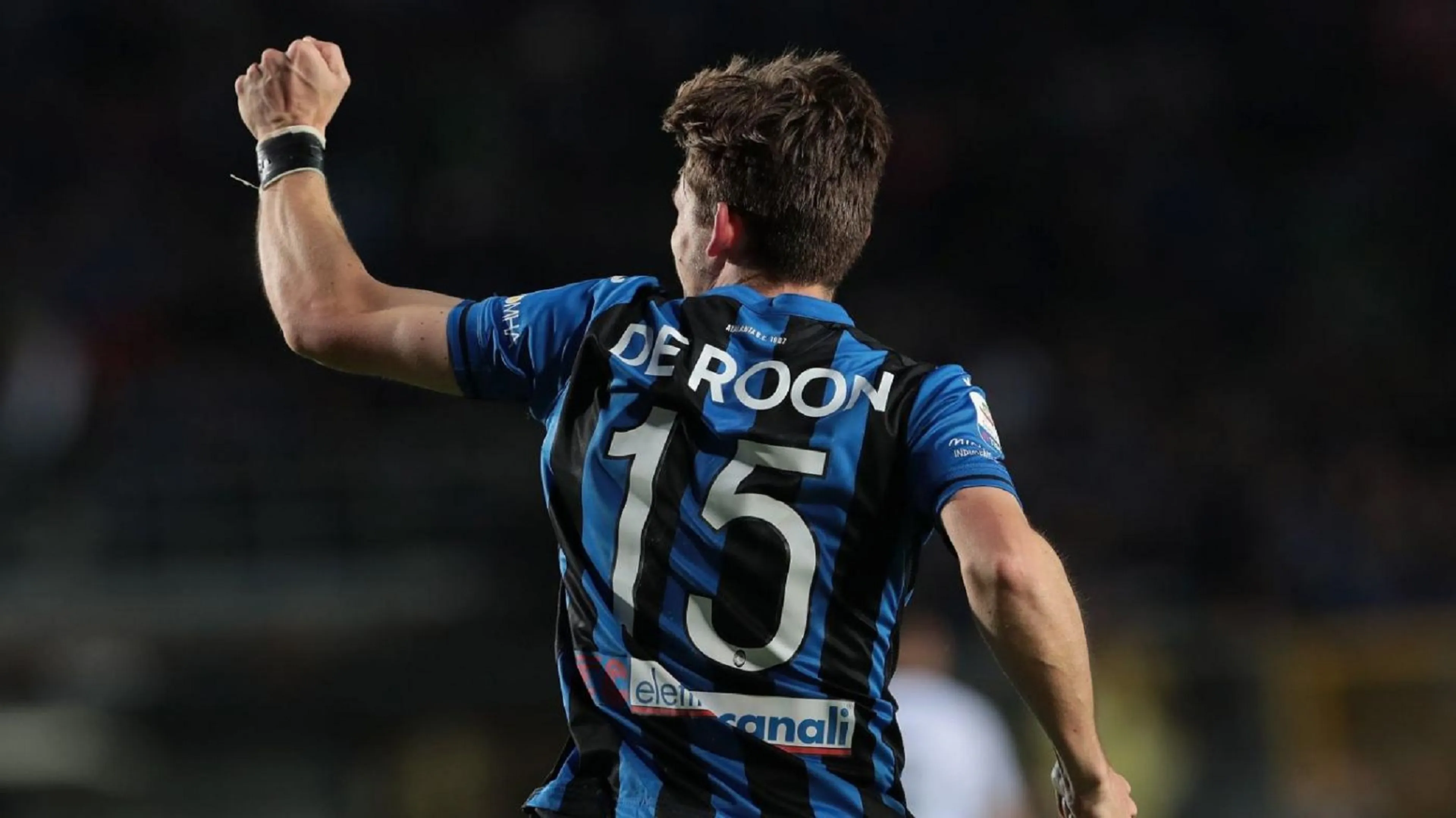 De Roon fa infuriare i romanisti, tra un dito medio e le sue origini di Rotterdam (FOTO)