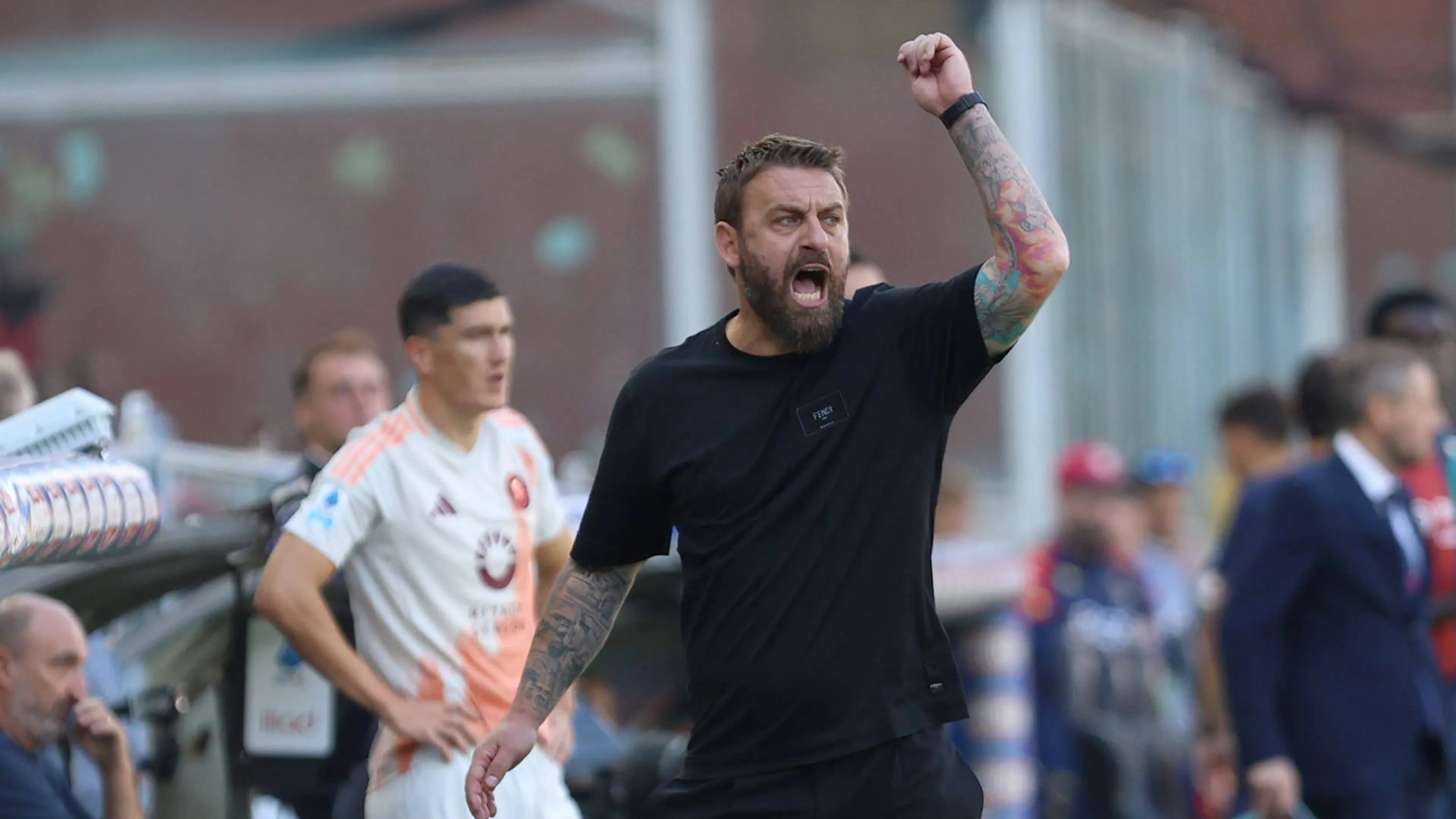 Copertina di De Rossi riceve il Tapiro d'oro: "Perchè lo date a me?" e dice la sua sulla Roma