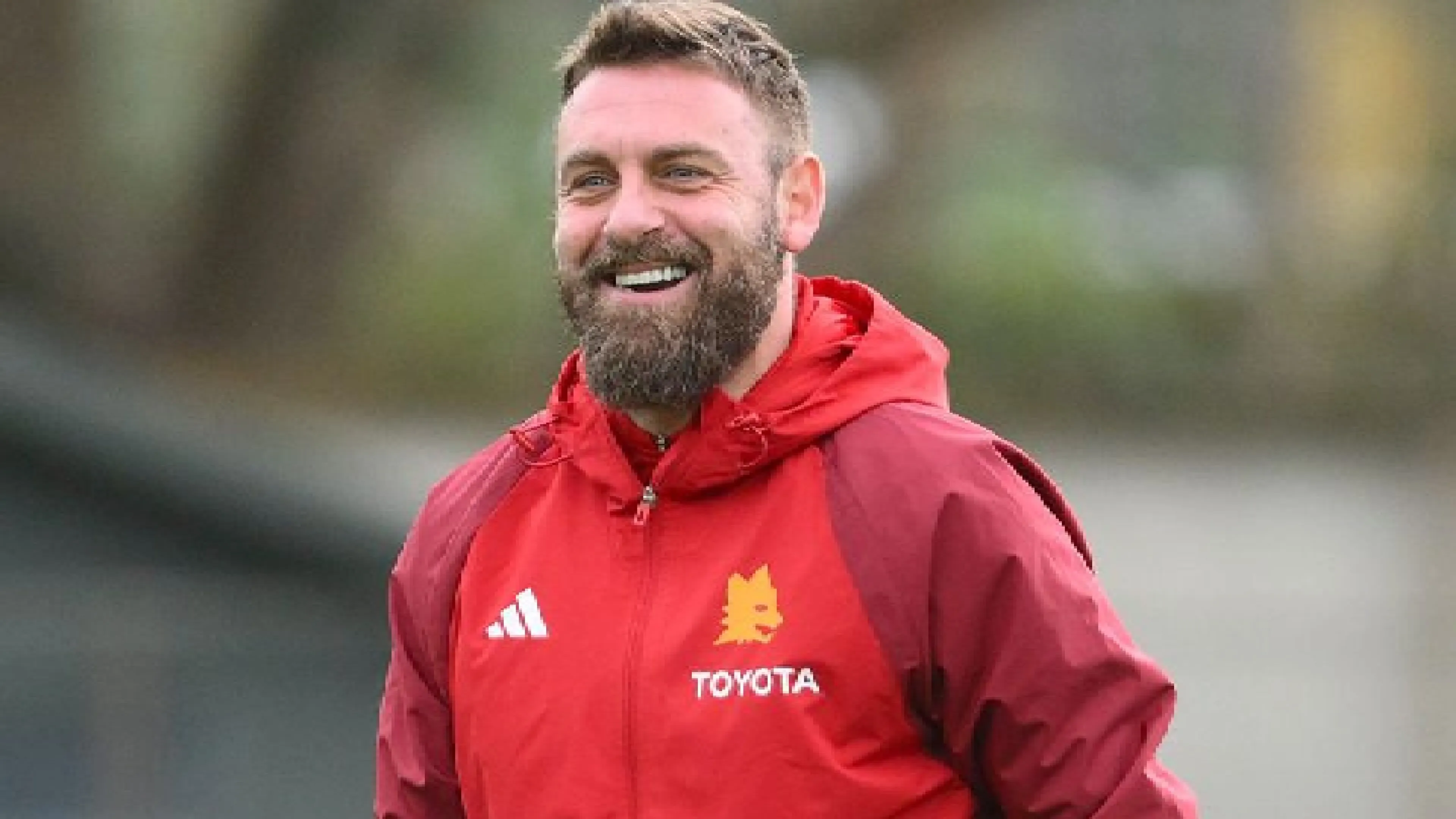 Copertina di De Rossi, autografo speciale a un tifoso: diventerà un tatuaggio (VIDEO)