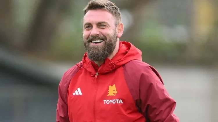 /images/d/e/r/de-rossi-allenatore-roma.jpg