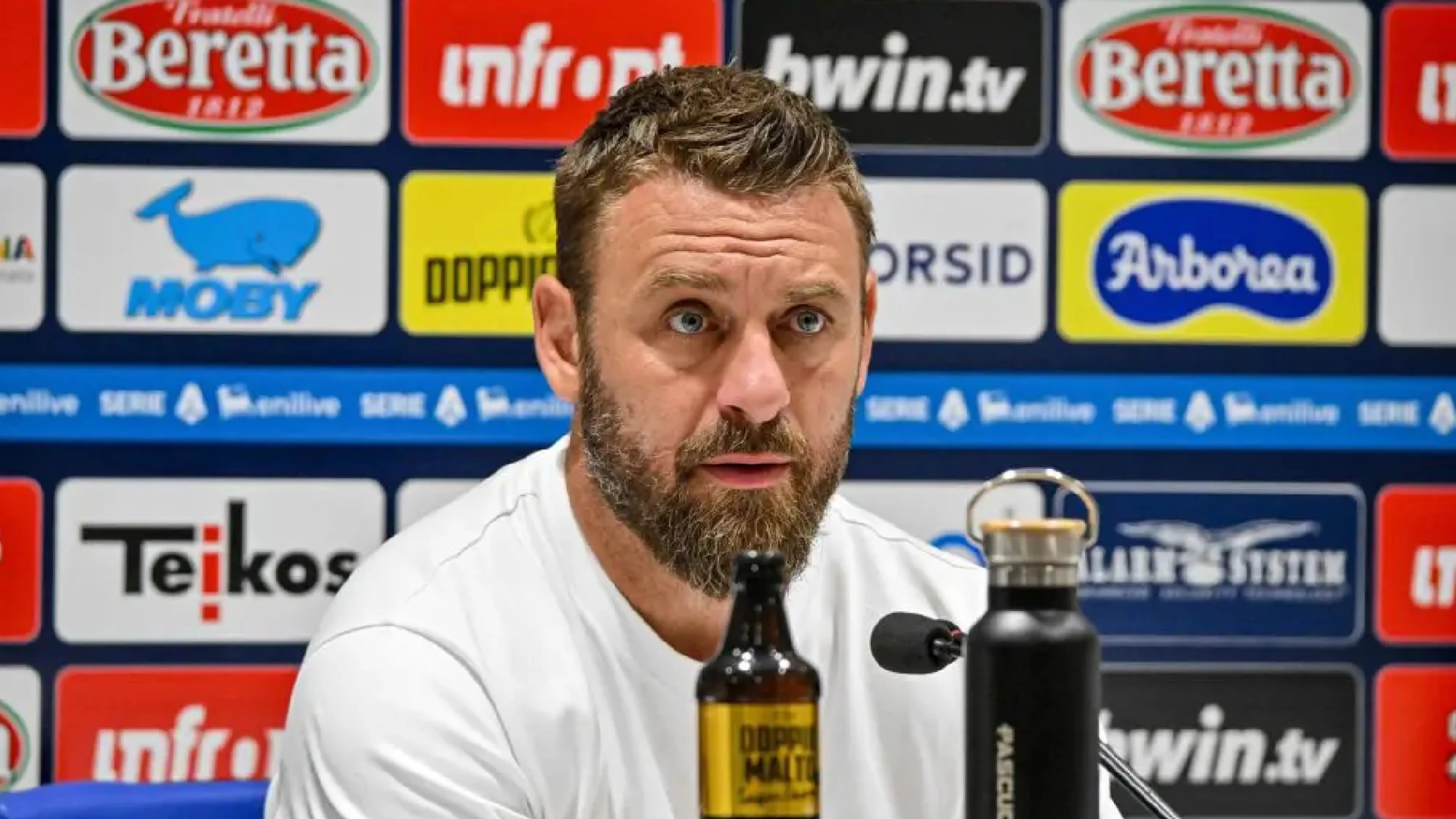 Copertina di De Rossi spiega la lite con Cristante ed esalta il mercato della Roma: "Meglio di quello dell'Inter"