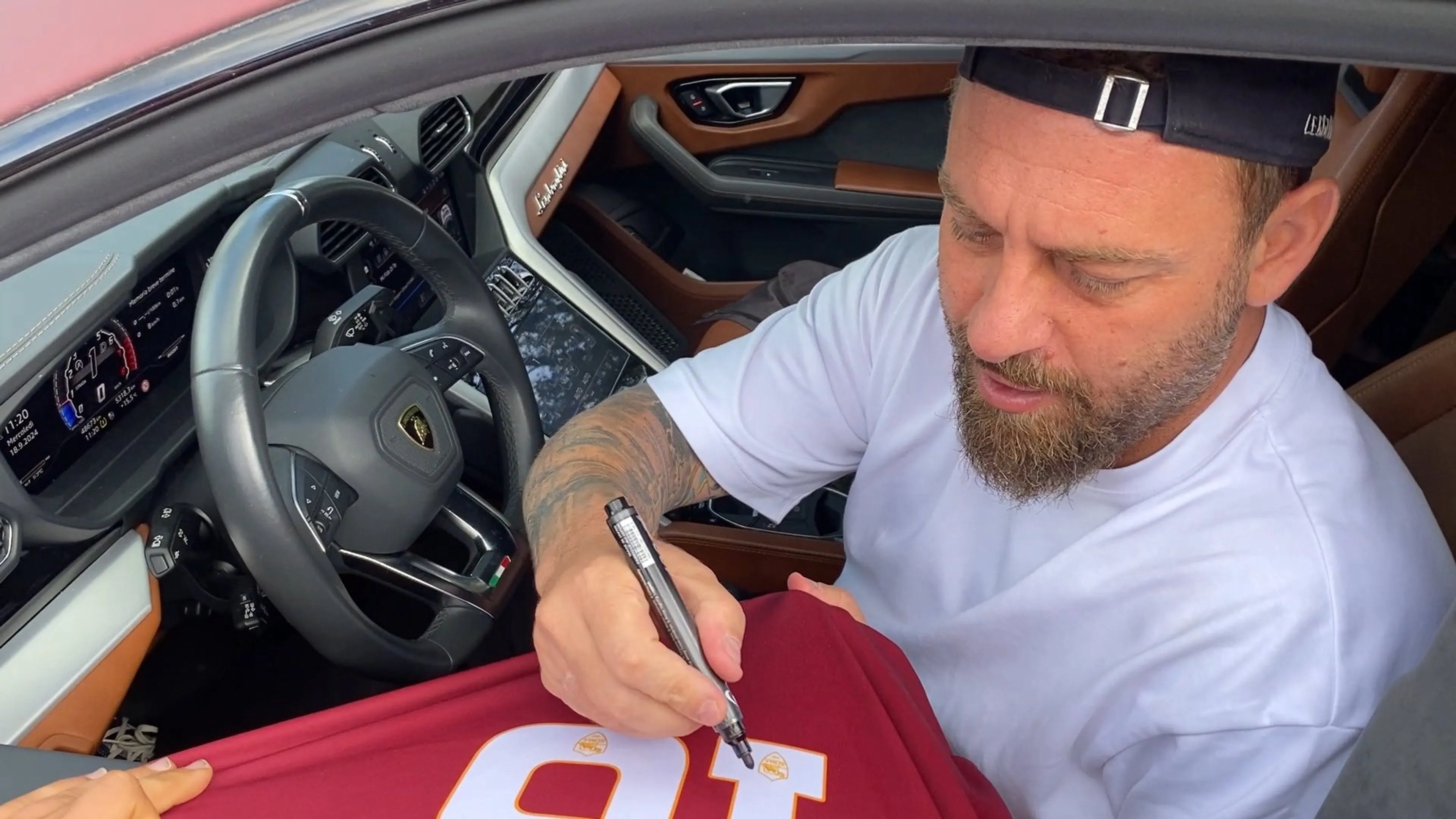 Copertina di De Rossi lascia Trigoria: il saluto (e l'affetto) dei tifosi giallorossi (VIDEO)