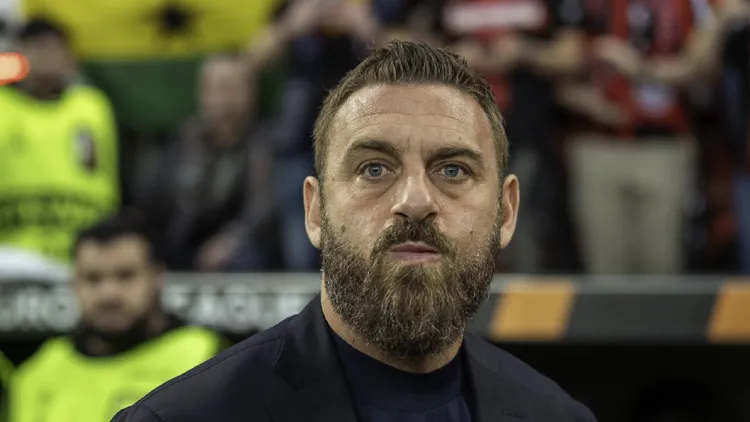 /images/d/e/r/de-rossi-roma-allenatore.jpg