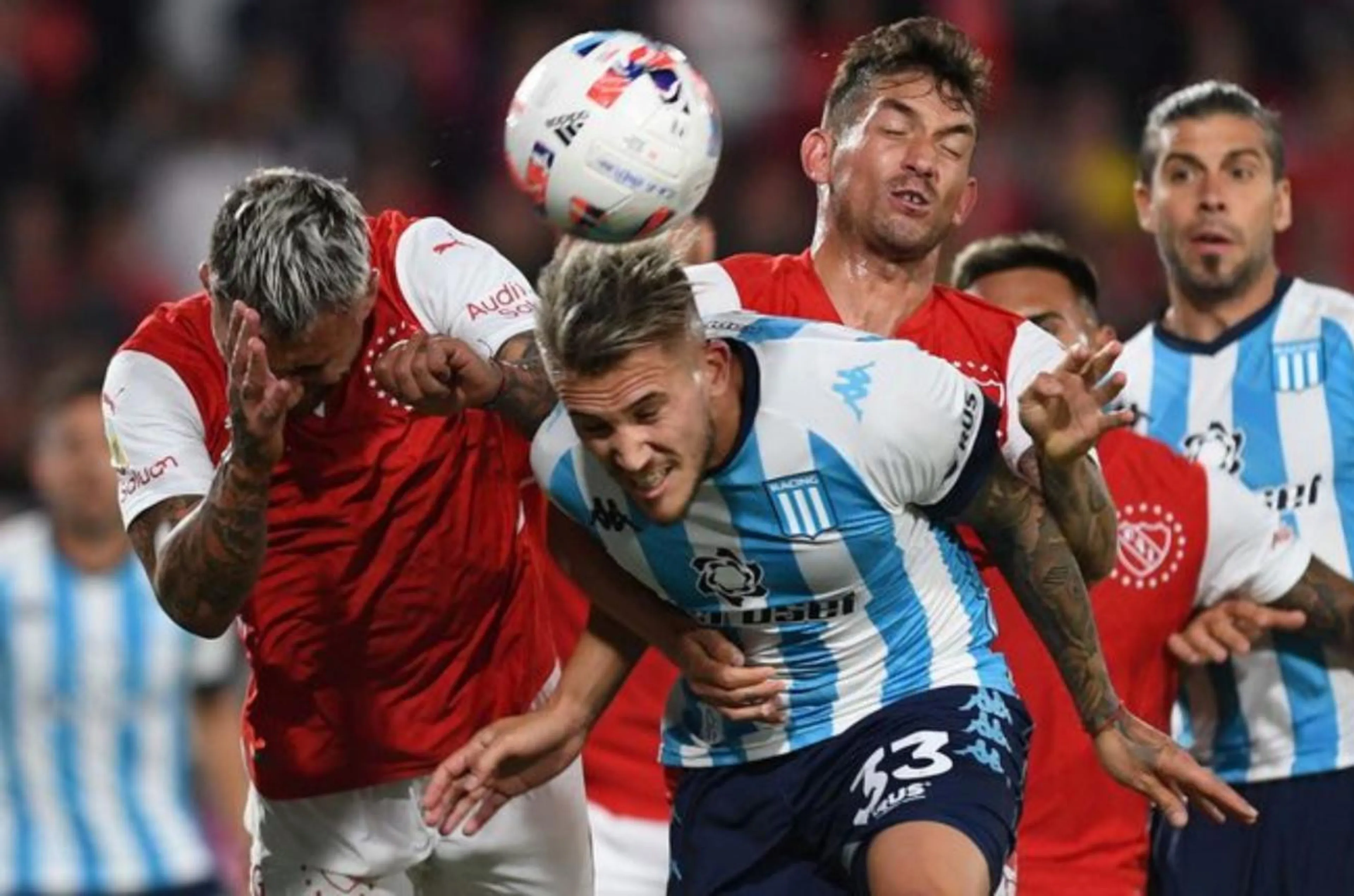 Copertina di Argentina, nel derby di Avellaneda cose mai viste: giocatore colpito da un pesce (VIDEO)