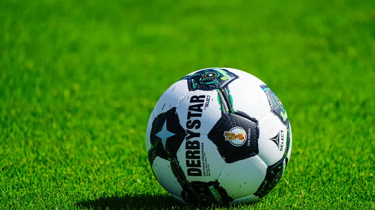 /images/d/e/r/derbystar-spielball-fuer-den-dfb-pokal-themenfoto-themenbild-symbolfoto-symbolbild-stockfoto-ger-training-hamburger-sv-fussball-1-bundesliga-saison-2025-2026-15082025-ger-training-hamburger-sv-fussball-1-bundesliga-saison-2025-2026-15082025-hamburg-derbystar-match-ball-for-the-dfb-cup-theme-photo-theme-picture-symbol-photo-symbol-image-stock-photo-ger-training-hamburger-sv-football-1-bundesliga-season-2025-2026-15-08-2025-ger-training-hamburger-sv-football-1-bundesliga-season-2025-2026-15-08-2025-hamburg-copyright-xeibner-pressefoto-marcelxvonxfehrnx-epmfnjpg_1755359168639.jpg