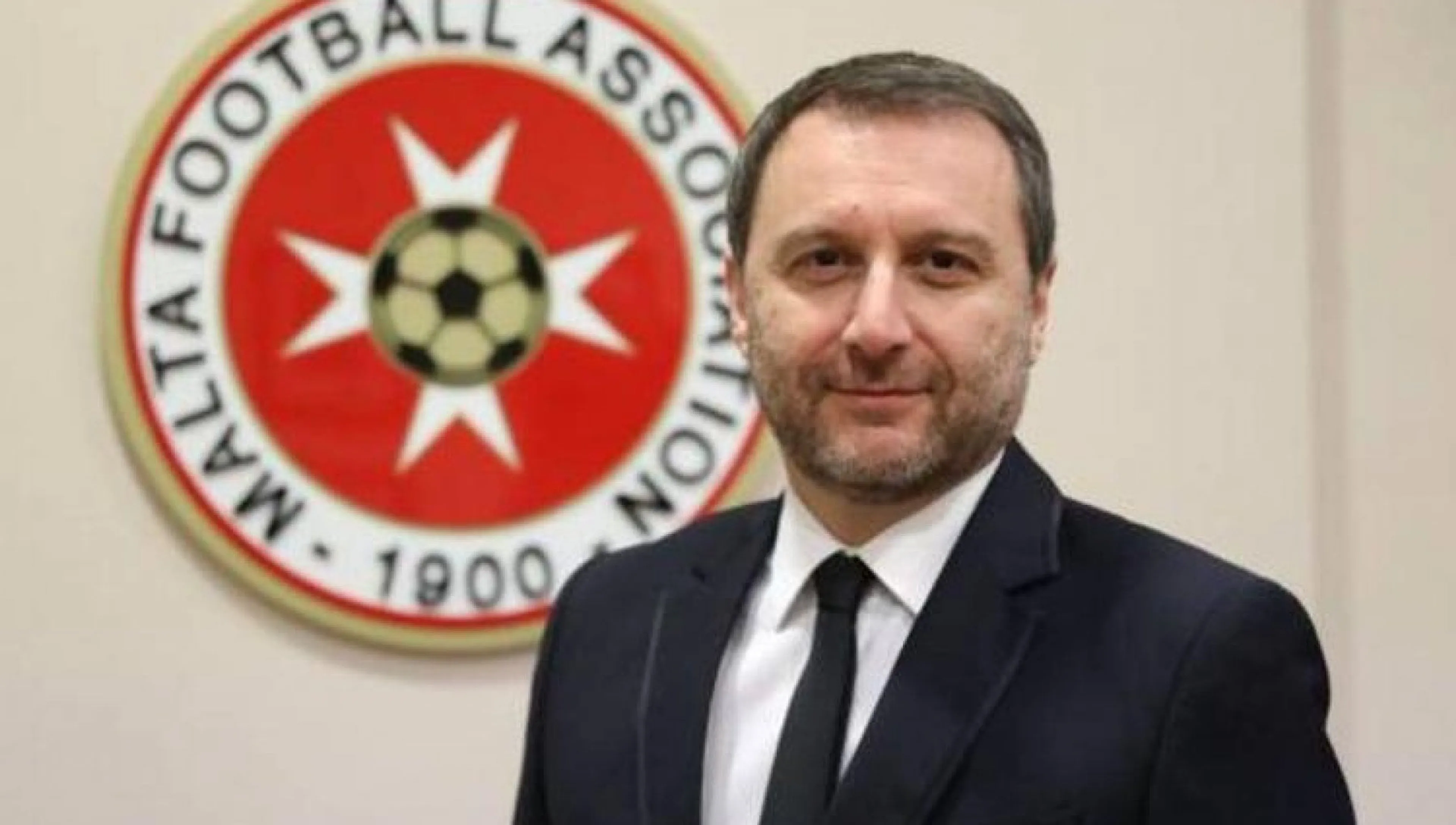 Copertina di Malta, Mangia si difende dalle accuse: “Notizie infondate e gravemente lesive”