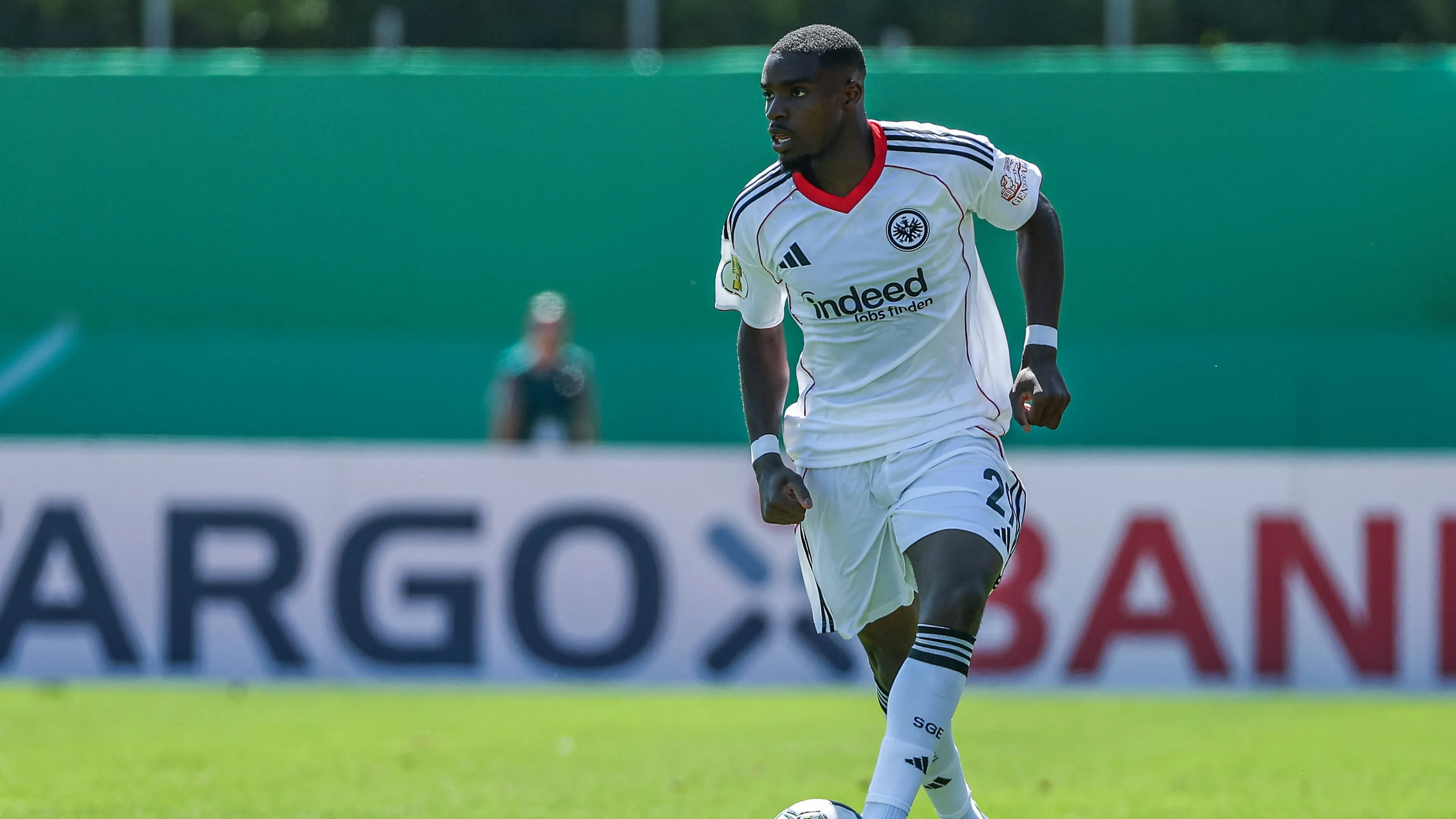 Niels Nkounkou in maglia Eintracht Francoforte