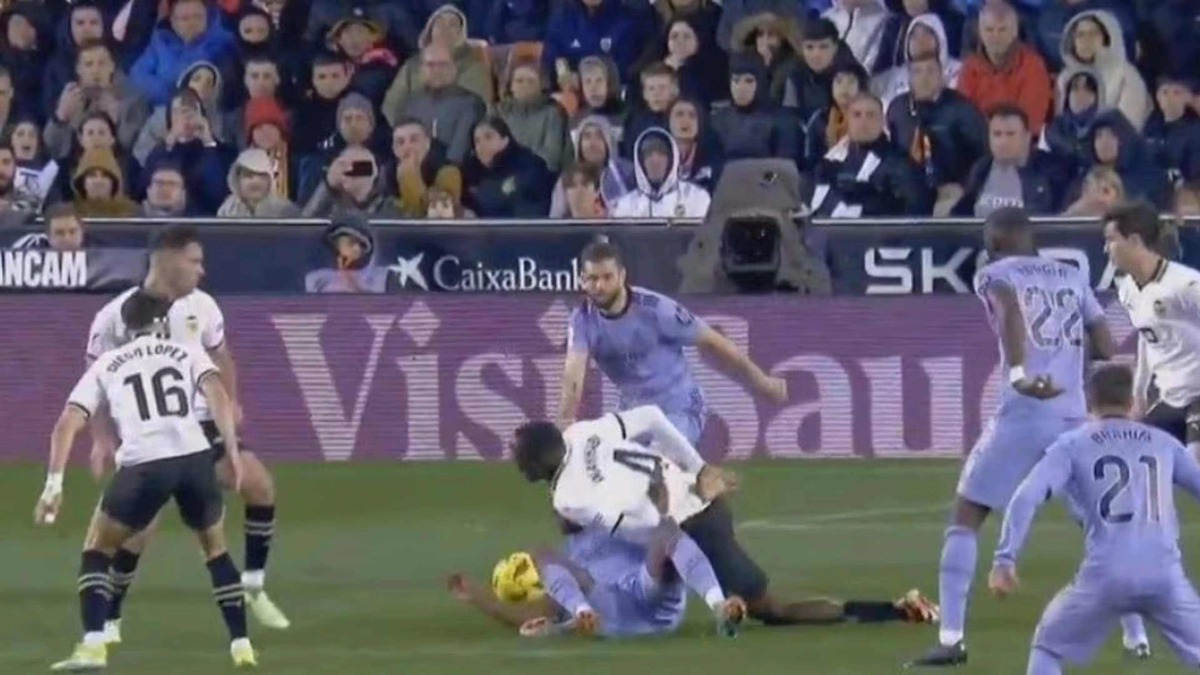 Diakhaby dopo l'intervento al ginocchio: "Hanno spaventato la mia famiglia"