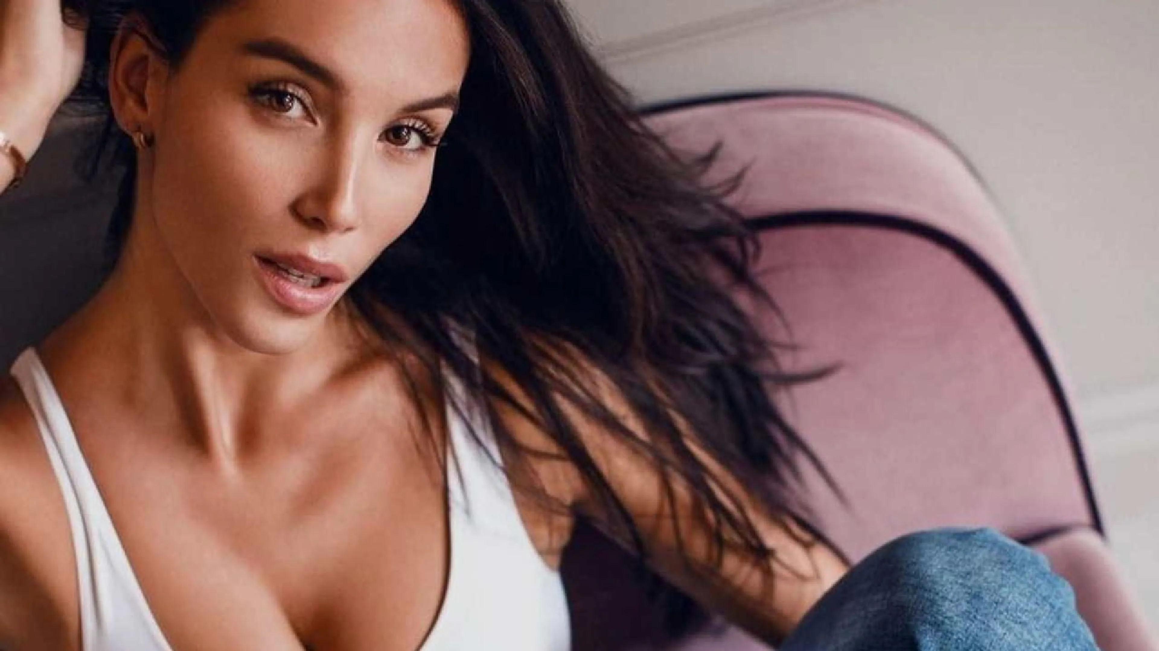 Copertina di Corona lancia il nuovo gossip: Paola Di Benedetto fa coppia con un calciatore dell'Inter