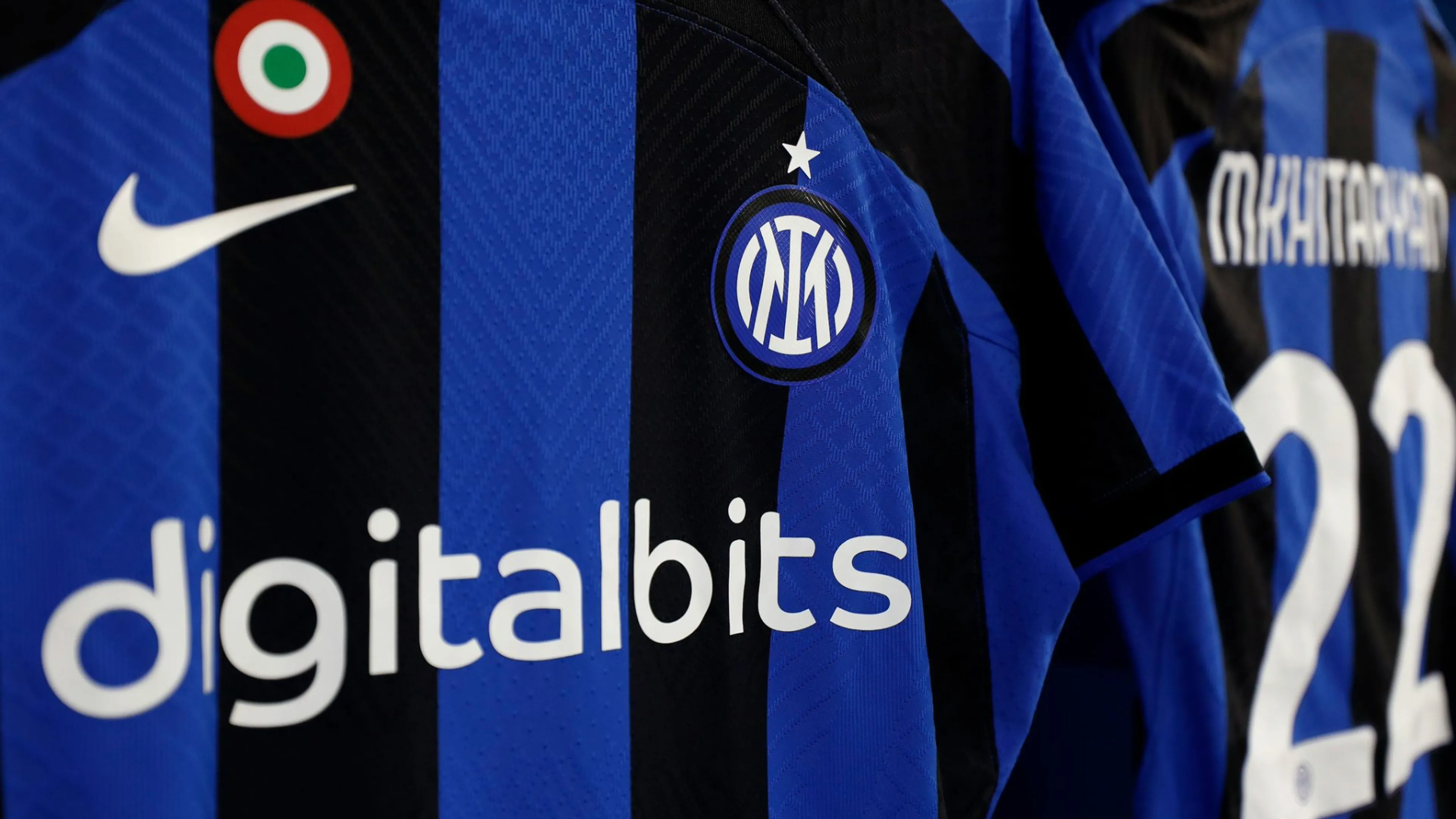 Copertina di Inter e Roma Inter e Roma cancellano Digitalbits dalle maglie: ecco svelato il motivo della scelta